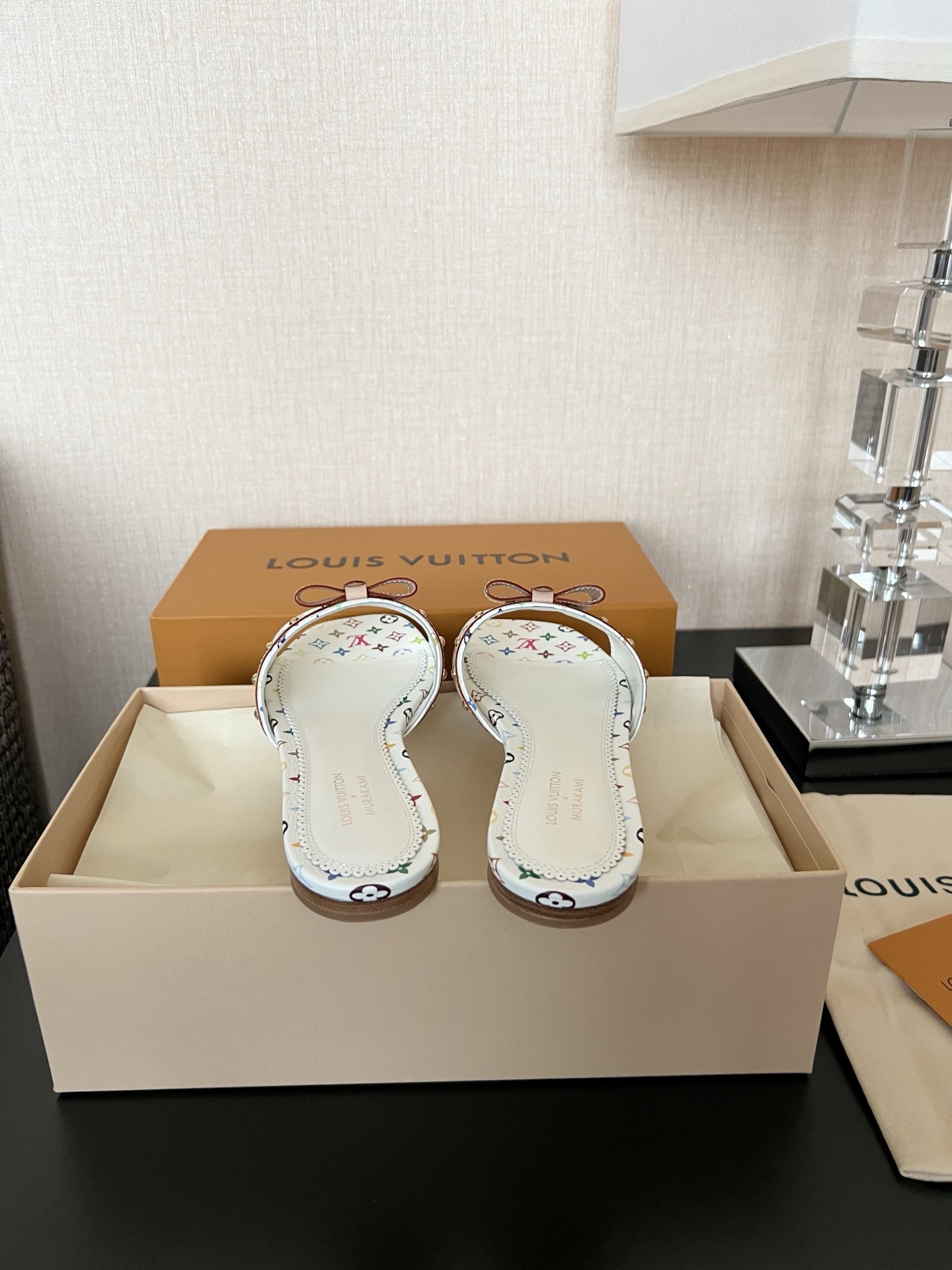 LOUIS VUITTON  村上隆  Takashi Murakami 6AM 联名款 圆头套脚 一字拖鞋女款白色  1AGZUU