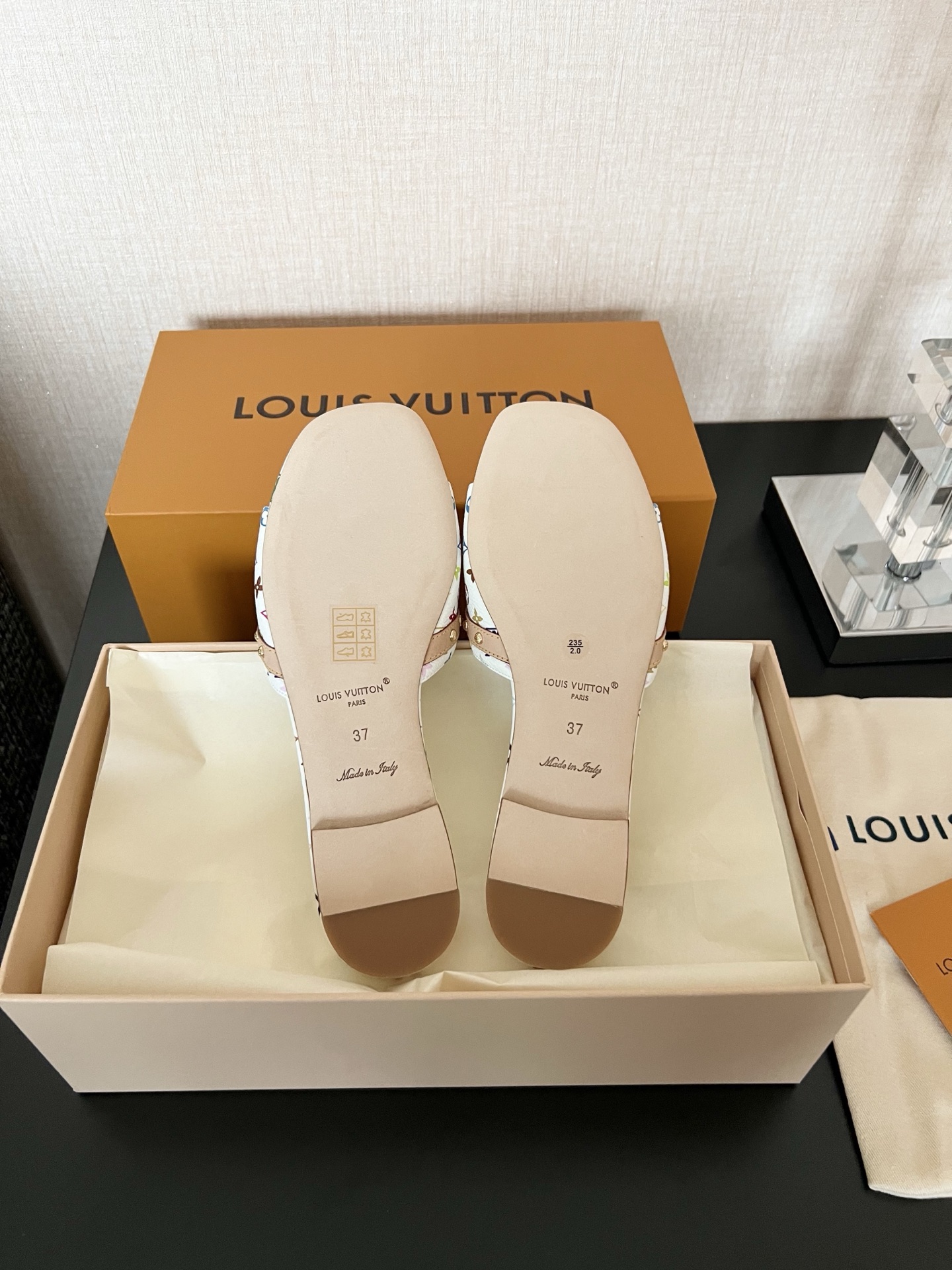 LOUIS VUITTON  村上隆  Takashi Murakami 6AM 联名款 圆头套脚 一字拖鞋女款白色  1AGZUU