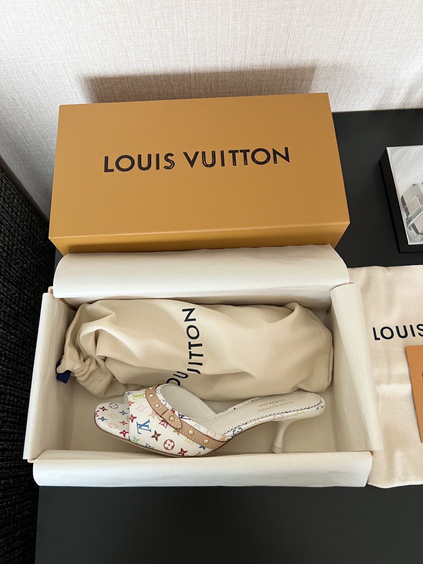 5.5CM LOUIS VUITTON  村上隆  Takashi Murakami 6AM 联名款 圆头套脚 一字拖鞋女款白色 1AGWT9
