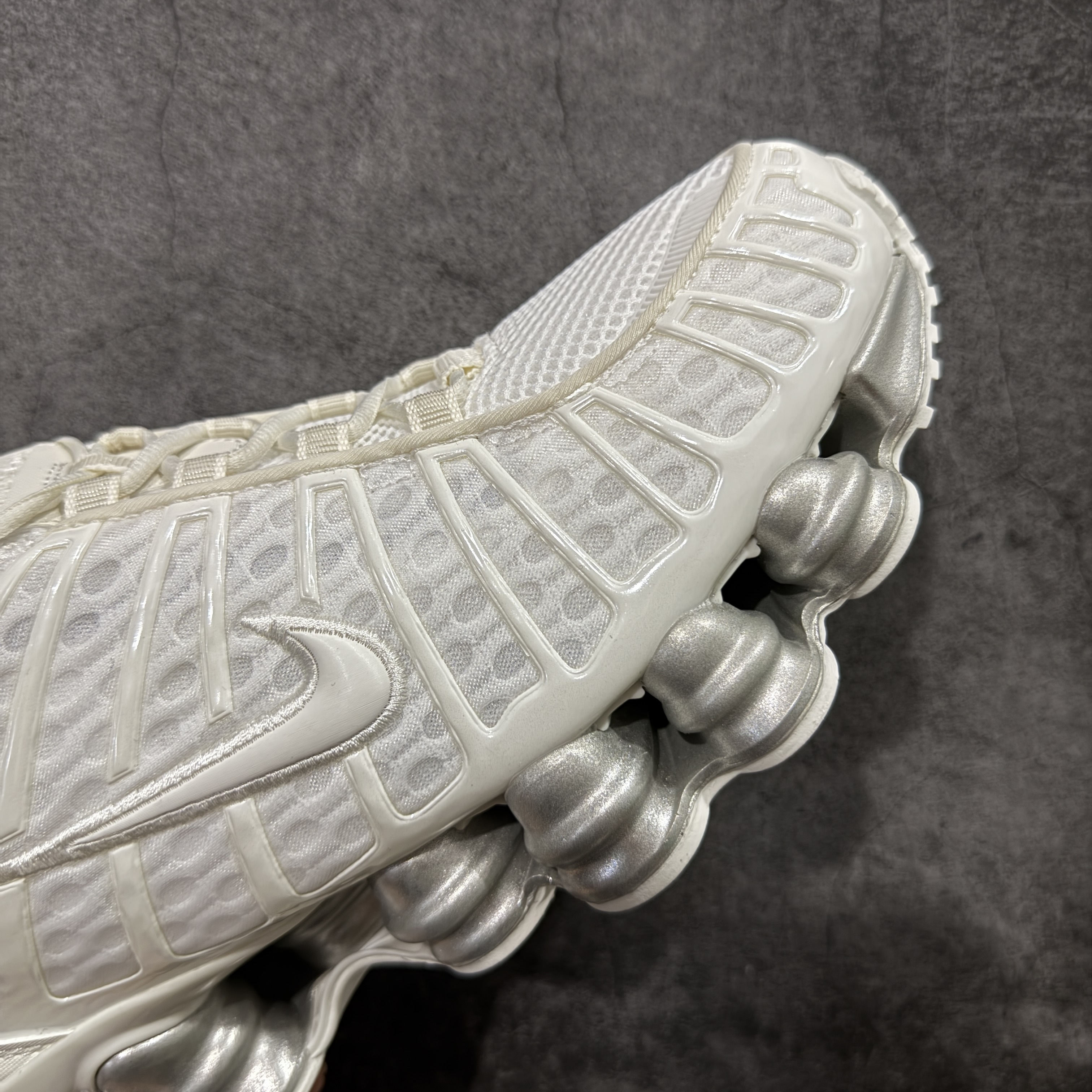 Nike Shox TL  全掌气柱缓震 休闲 运动跑鞋  男鞋 波鞋 白银色AR3566-103 N