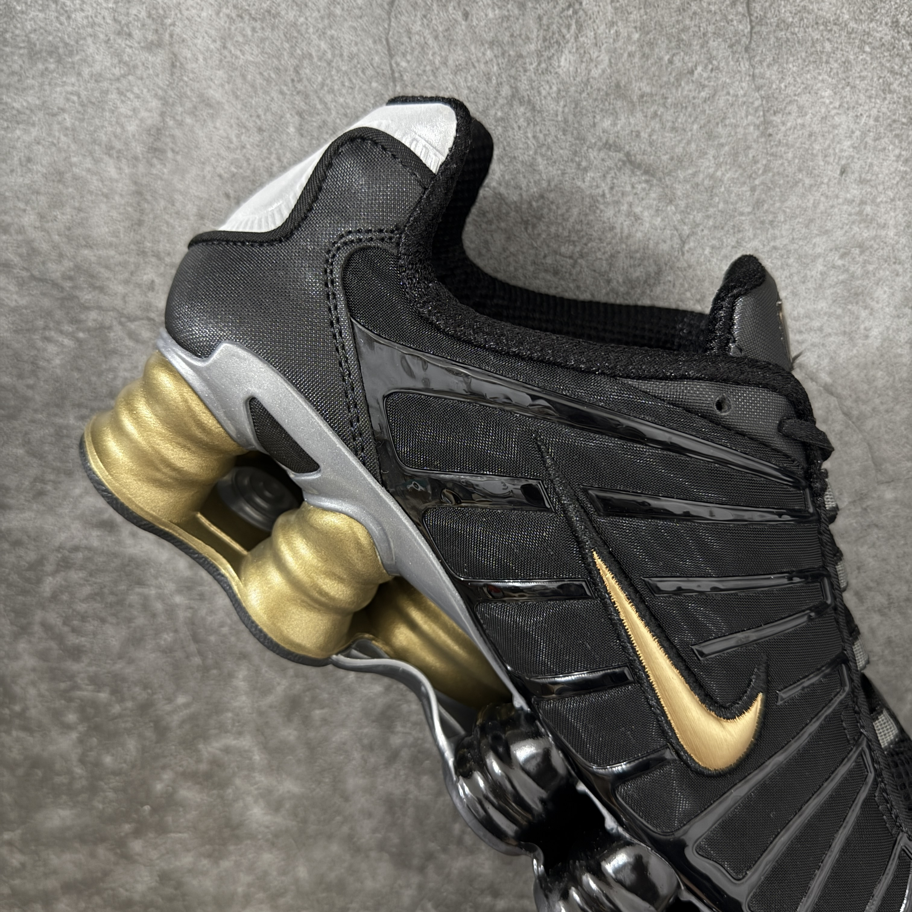 Nike Shox TL  全掌气柱缓震 休闲 运动跑鞋  男鞋 波鞋 黑金色BV1388-001