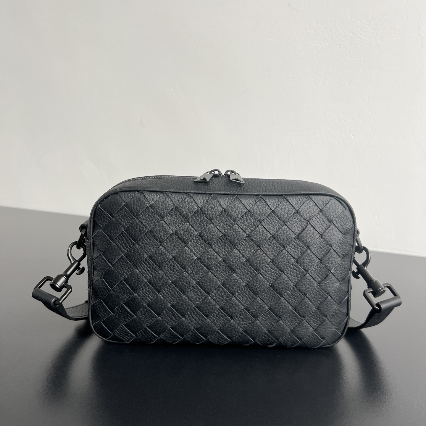 BV Bottega Veneta Woven Design Crossbody Camera Bag for Men 黑色H0 755923