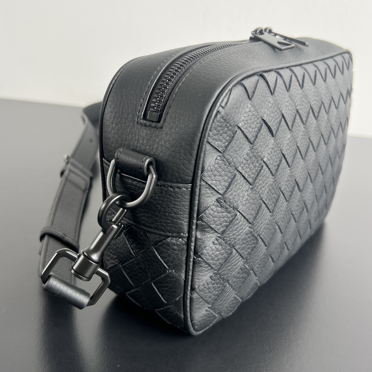 BV Bottega Veneta Woven Design Crossbody Camera Bag for Men 黑色H0 755923