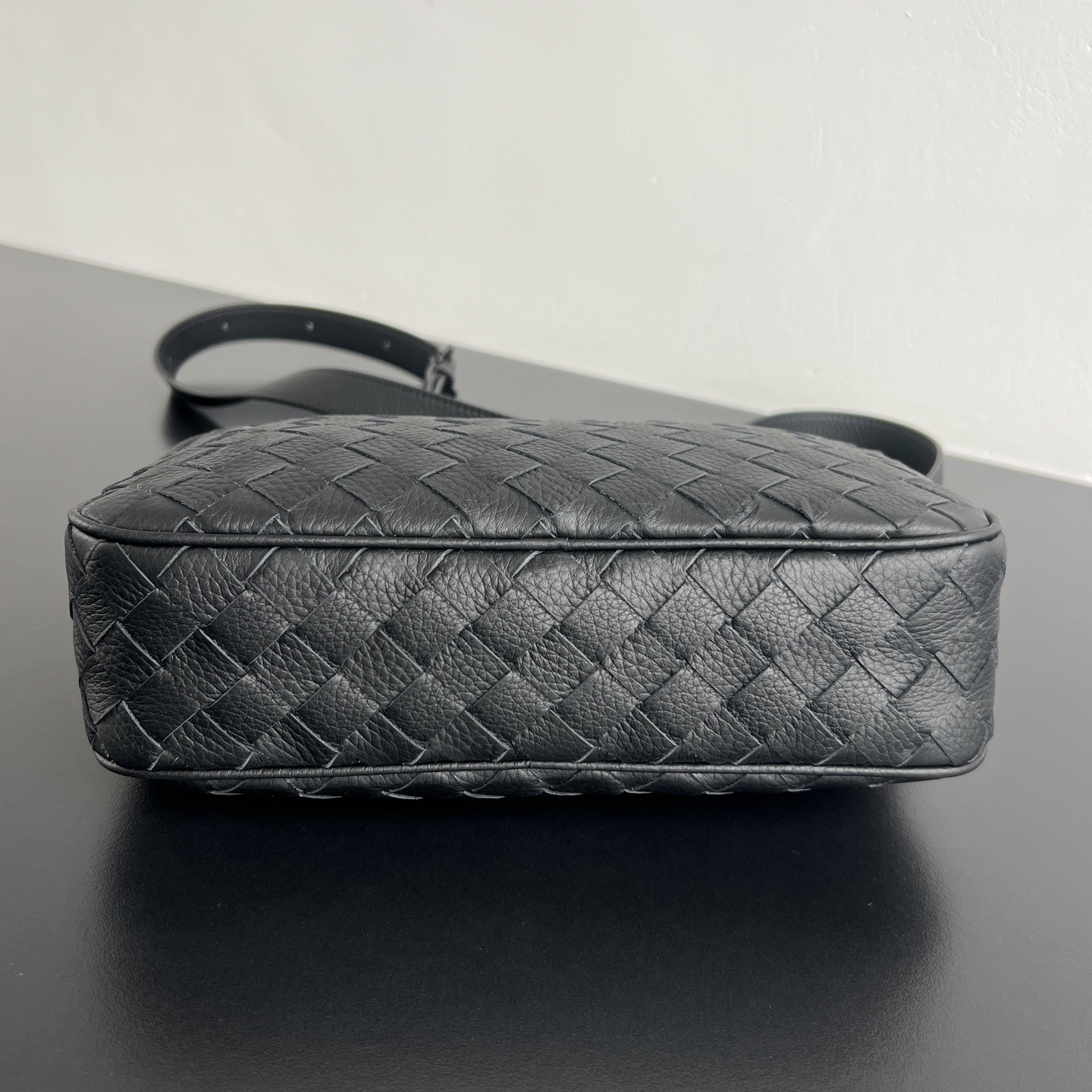 BV Bottega Veneta Woven Design Crossbody Camera Bag for Men 黑色H0 755923