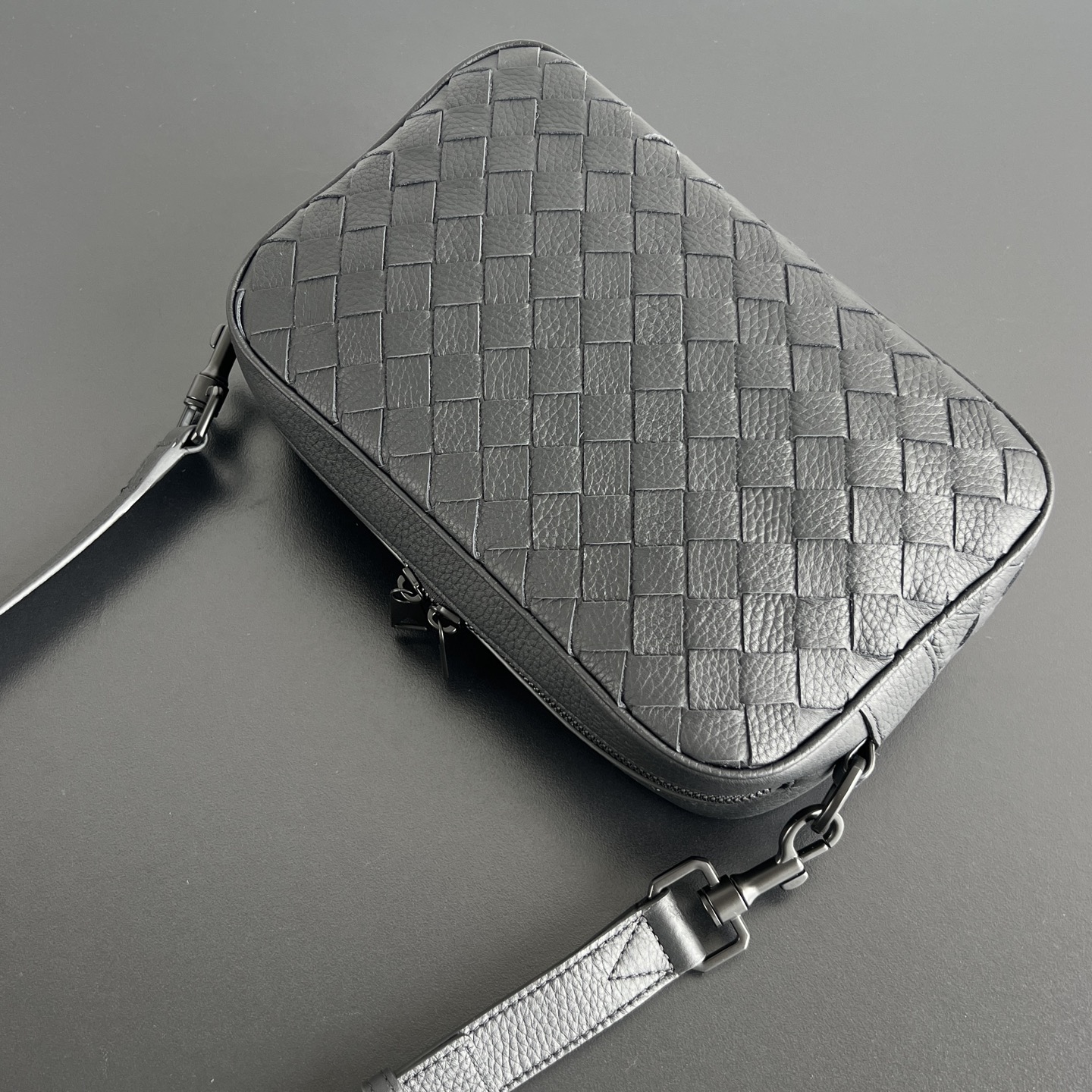 BV Bottega Veneta Woven Design Crossbody Camera Bag for Men 黑色H0 755923
