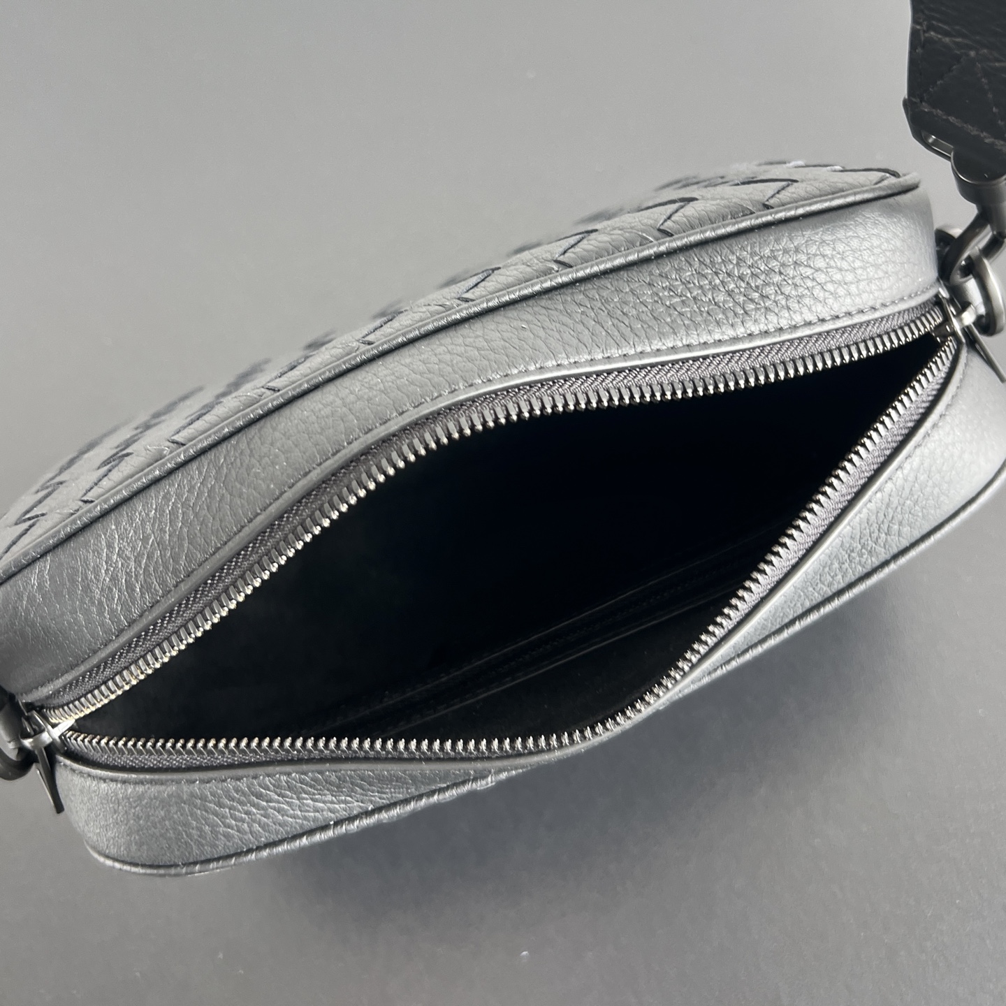 BV Bottega Veneta Woven Design Crossbody Camera Bag for Men 黑色H0 755923