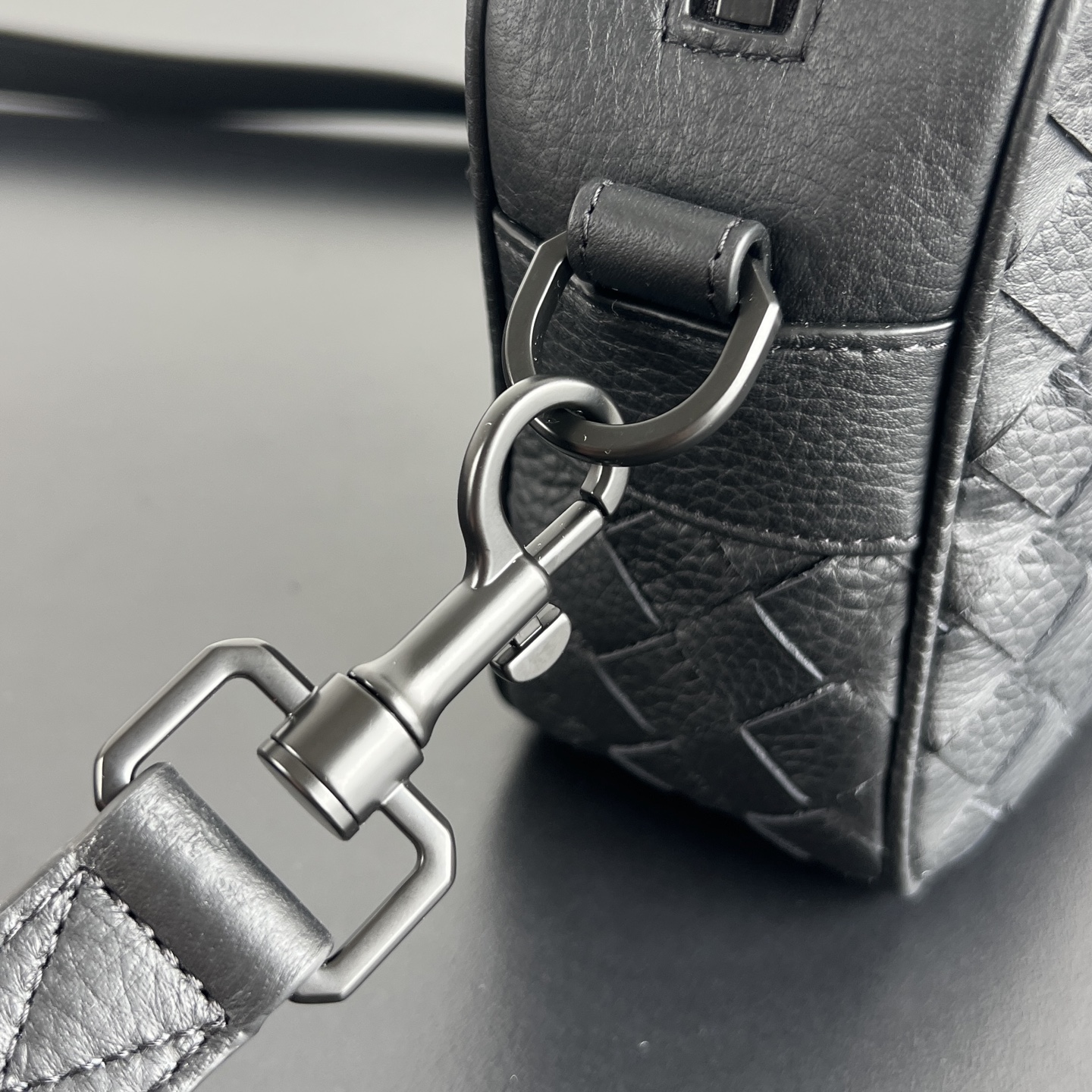 BV Bottega Veneta Woven Design Crossbody Camera Bag for Men 黑色H0 755923