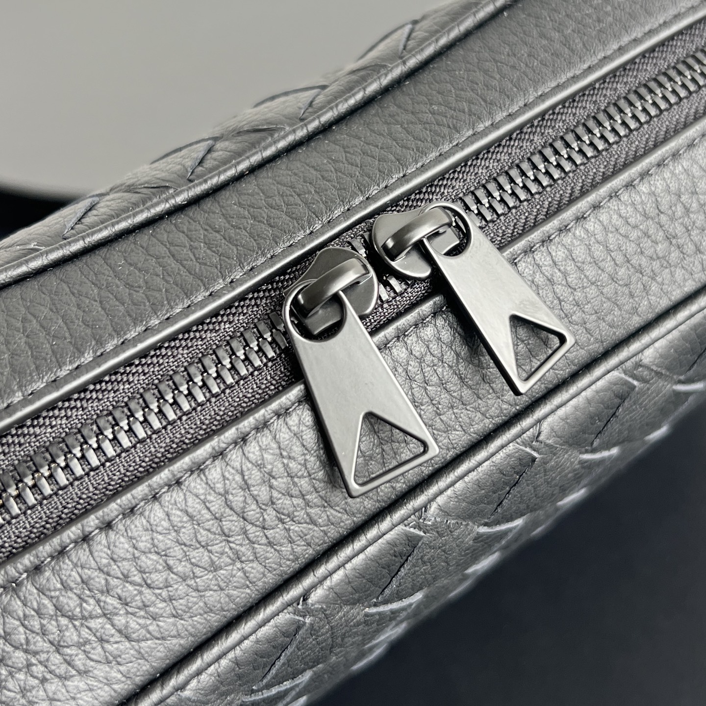 BV Bottega Veneta Woven Design Crossbody Camera Bag for Men 黑色H0 755923