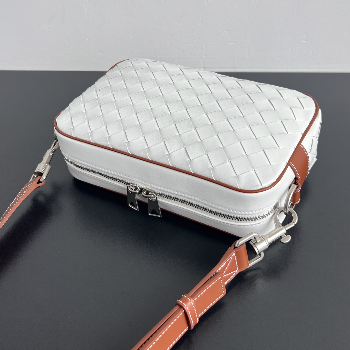 BV Bottega Veneta Woven Design Crossbody Camera Bag for Men 白色相机H0 755923