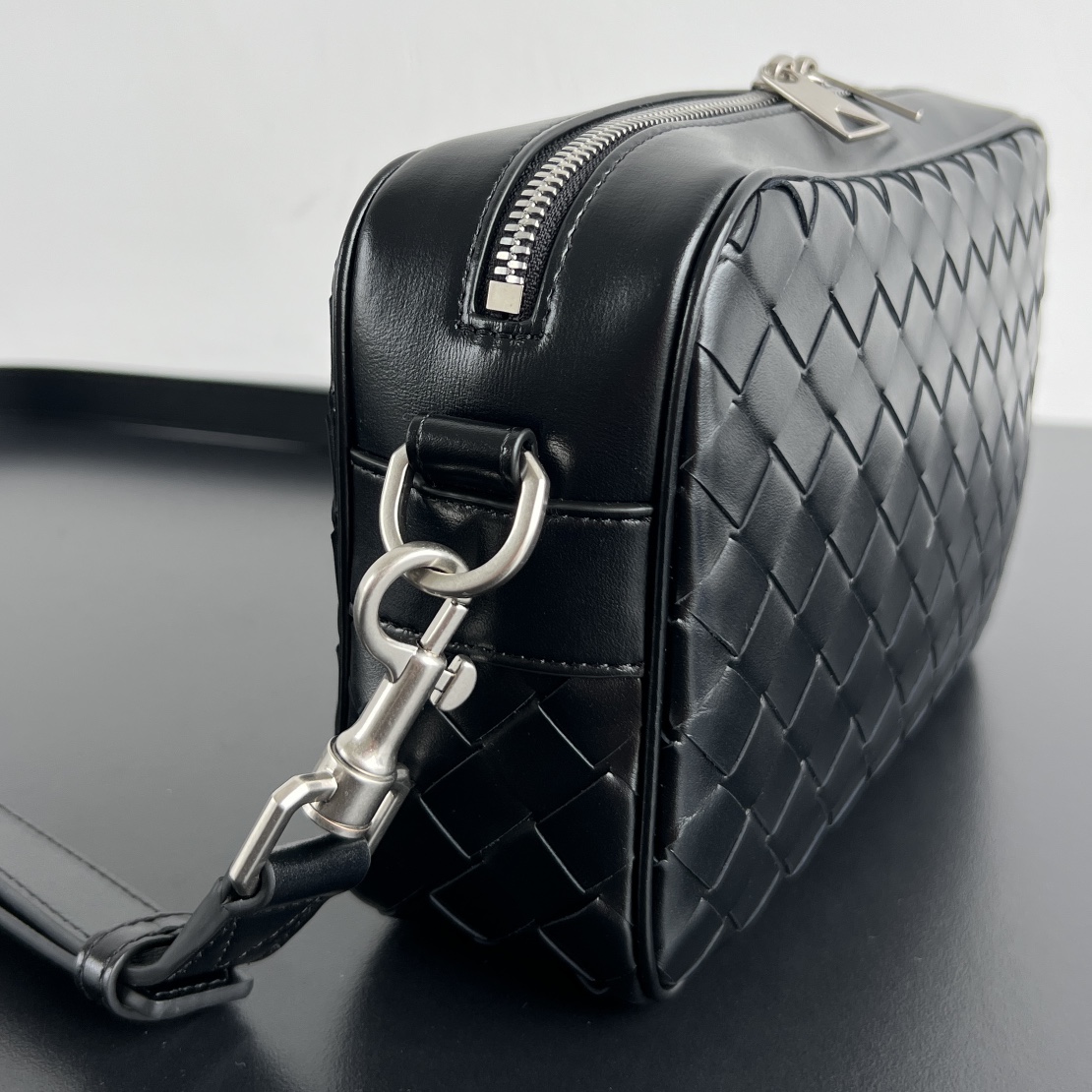 BV Bottega Veneta Woven Design Crossbody Camera Bag for Men 黑色 亮面 相机H0 755923