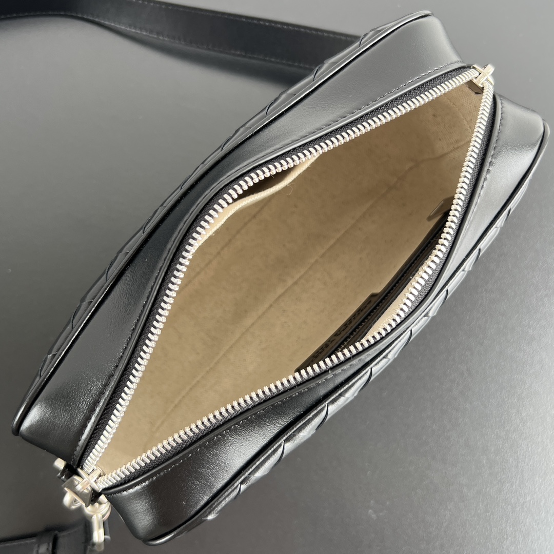 BV Bottega Veneta Woven Design Crossbody Camera Bag for Men 黑色 亮面 相机H0 755923
