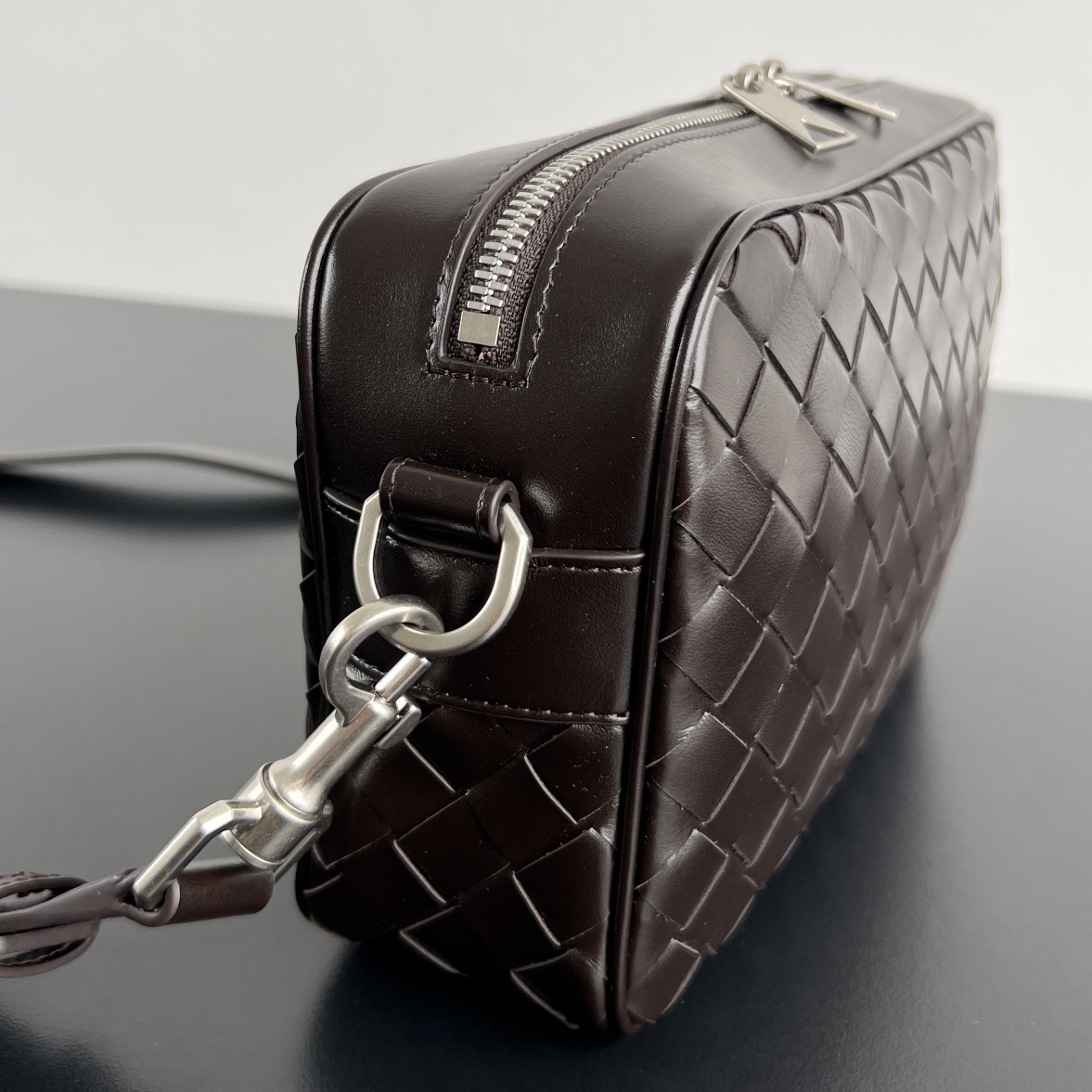 BV Bottega Veneta Woven Design Crossbody Camera Bag for Men 棕色 亮面 相机H0 755923
