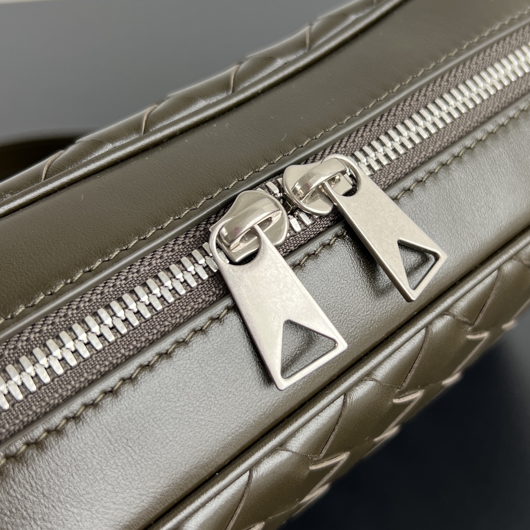 BV Bottega Veneta Woven Design Crossbody Camera Bag for Men 橄榄绿 相机H0 755923