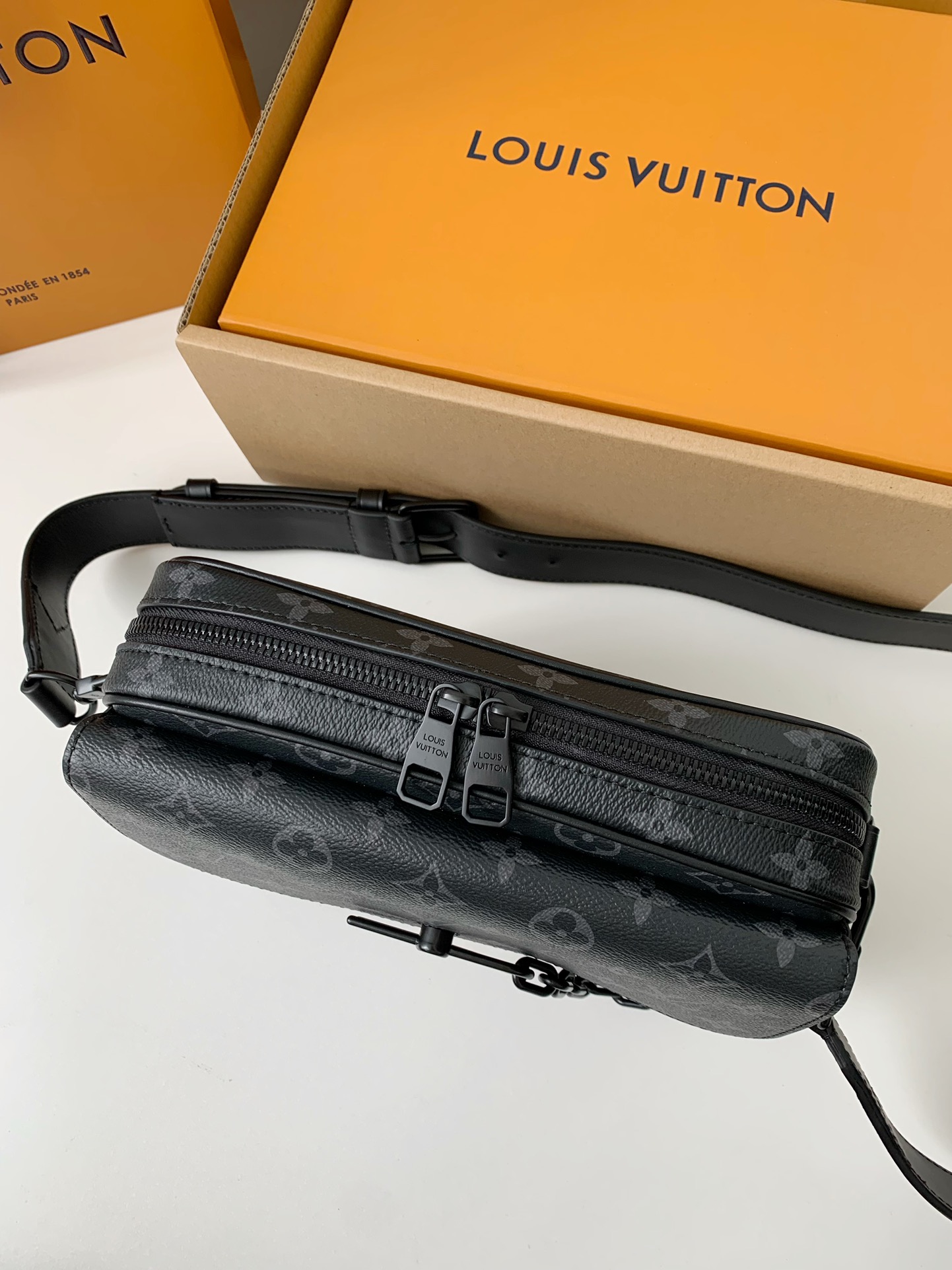 Louis Vuitton Steamer LV Travel Bag — Monogram Canvas with Gold-Tone Hardware — 1:1 Top-Tier Replica  相机  (H0 M46795)