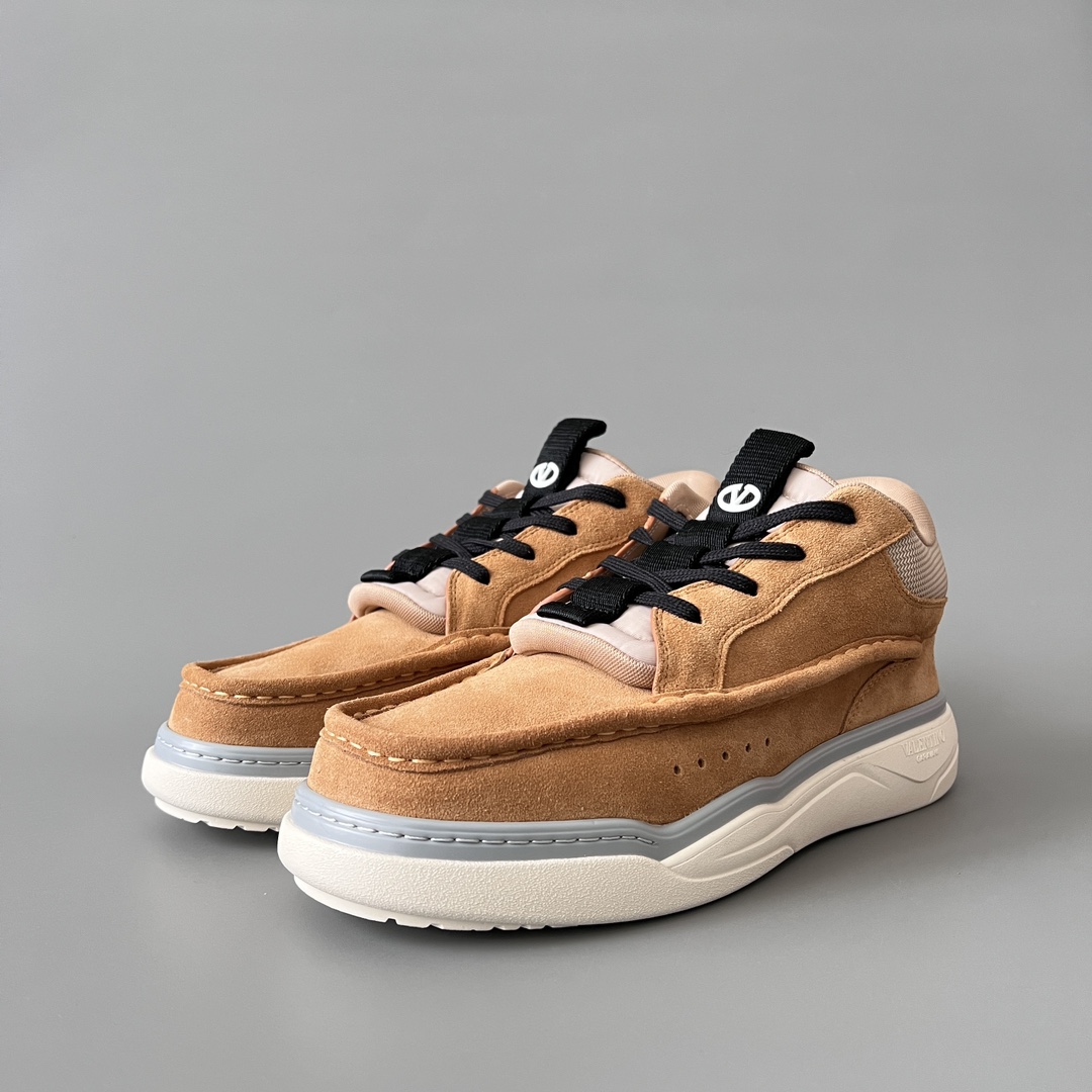 valentino Garavani  Rockstud Untitled Unisex Casual Sneakers: Round-Toe, Lace-Up D5  