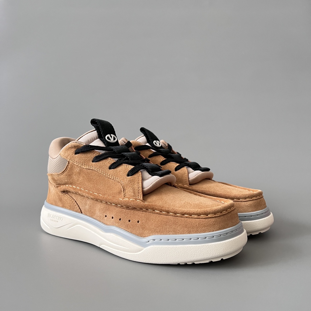 valentino Garavani  Rockstud Untitled Unisex Casual Sneakers: Round-Toe, Lace-Up D5  