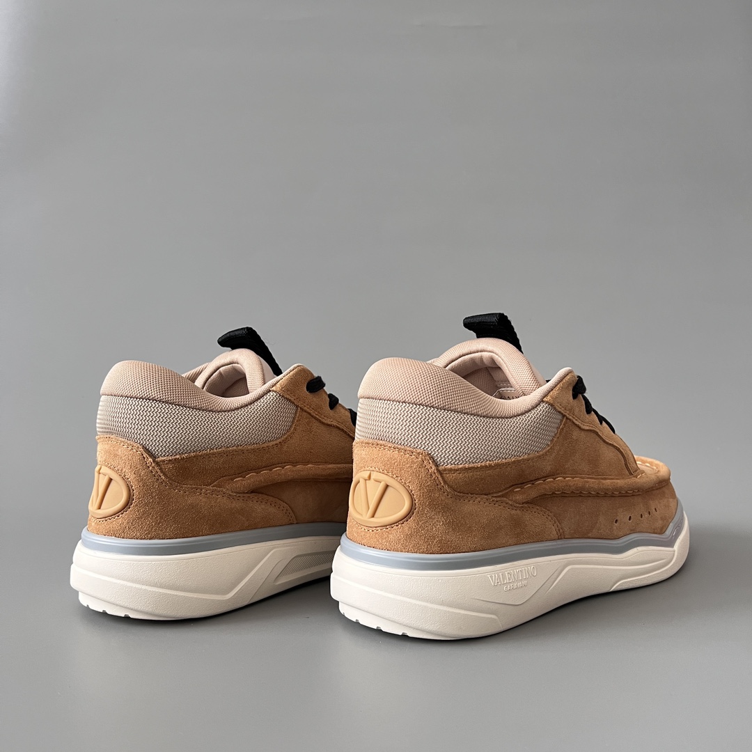 valentino Garavani  Rockstud Untitled Unisex Casual Sneakers: Round-Toe, Lace-Up D5  