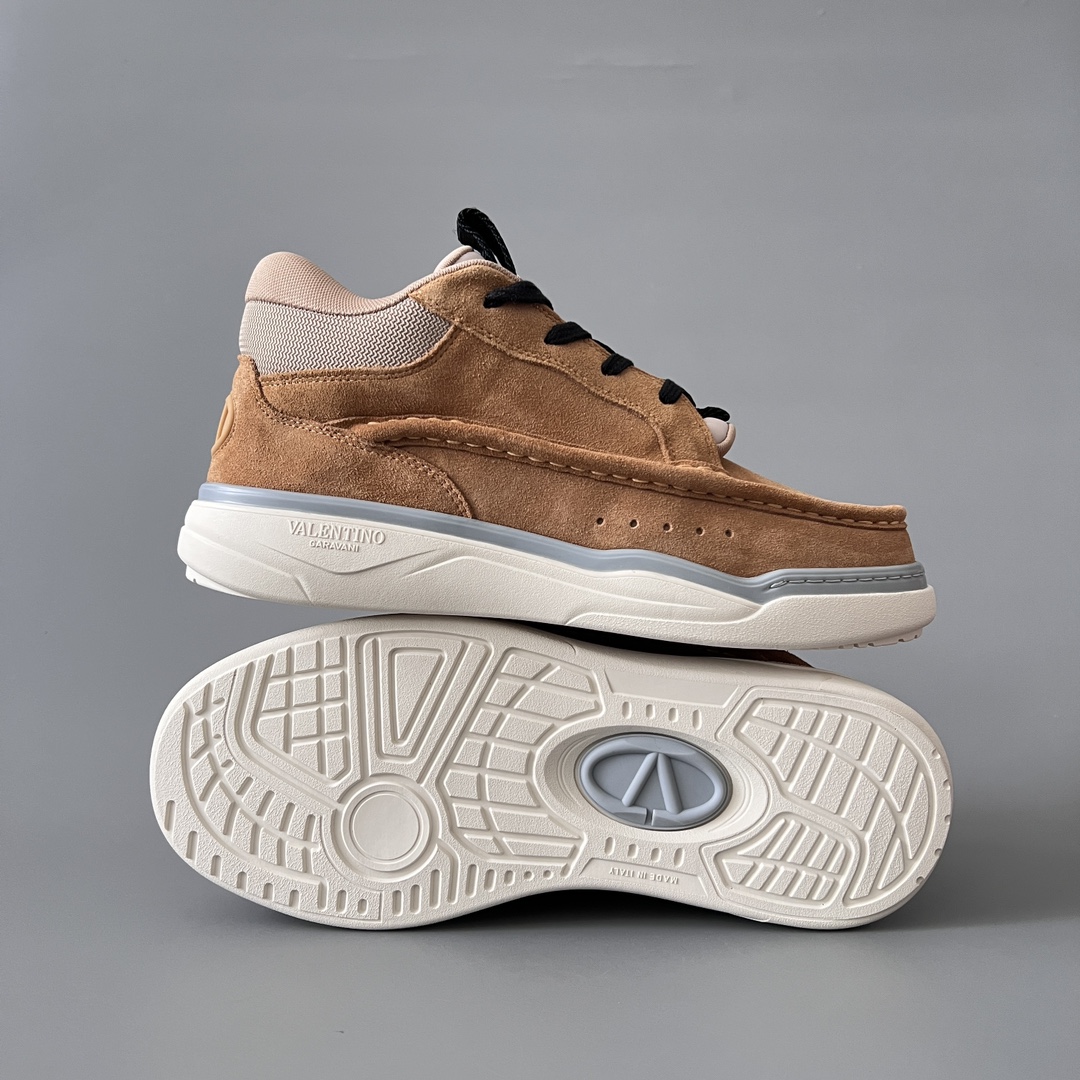 valentino Garavani  Rockstud Untitled Unisex Casual Sneakers: Round-Toe, Lace-Up D5  