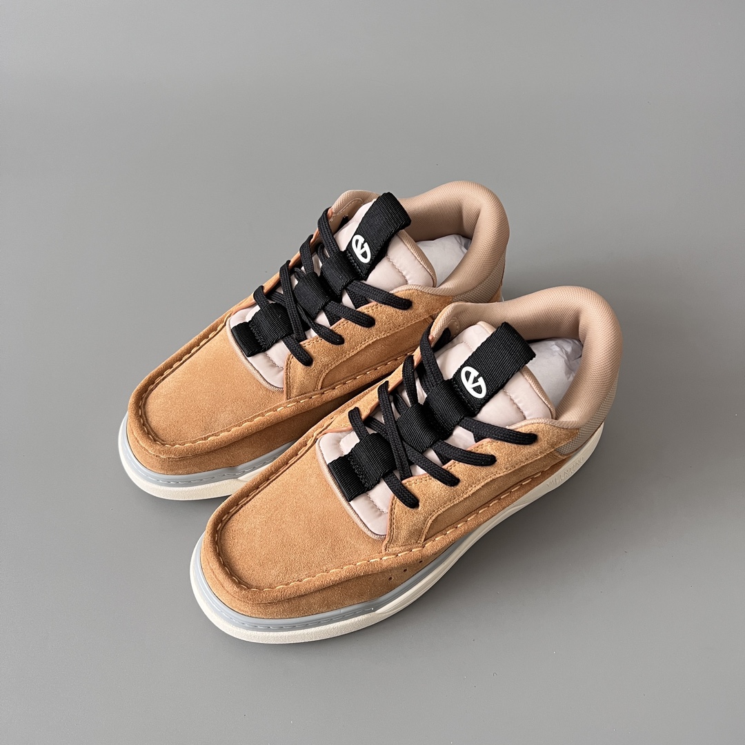 valentino Garavani  Rockstud Untitled Unisex Casual Sneakers: Round-Toe, Lace-Up D5  