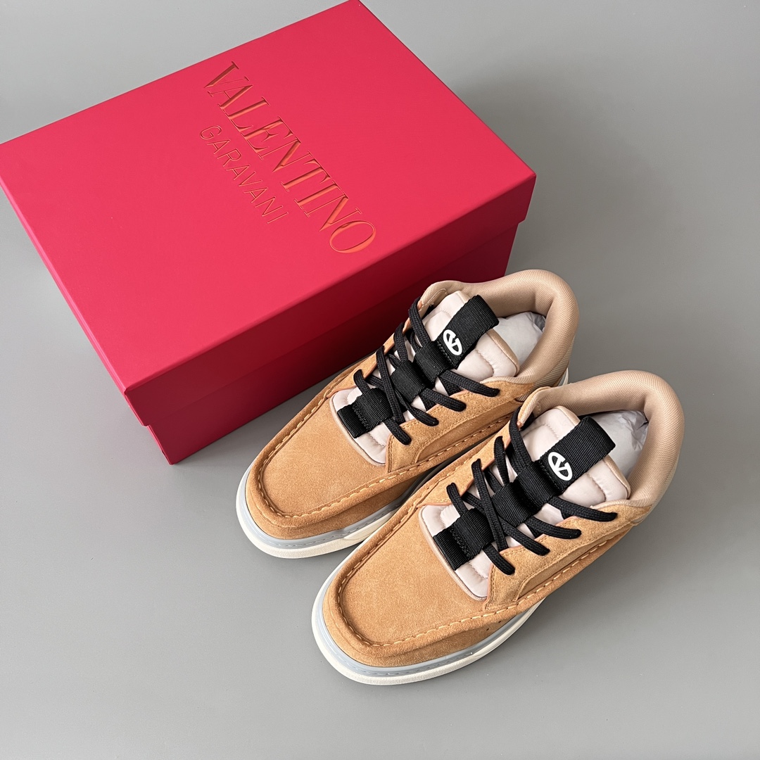 valentino Garavani  Rockstud Untitled Unisex Casual Sneakers: Round-Toe, Lace-Up D5  