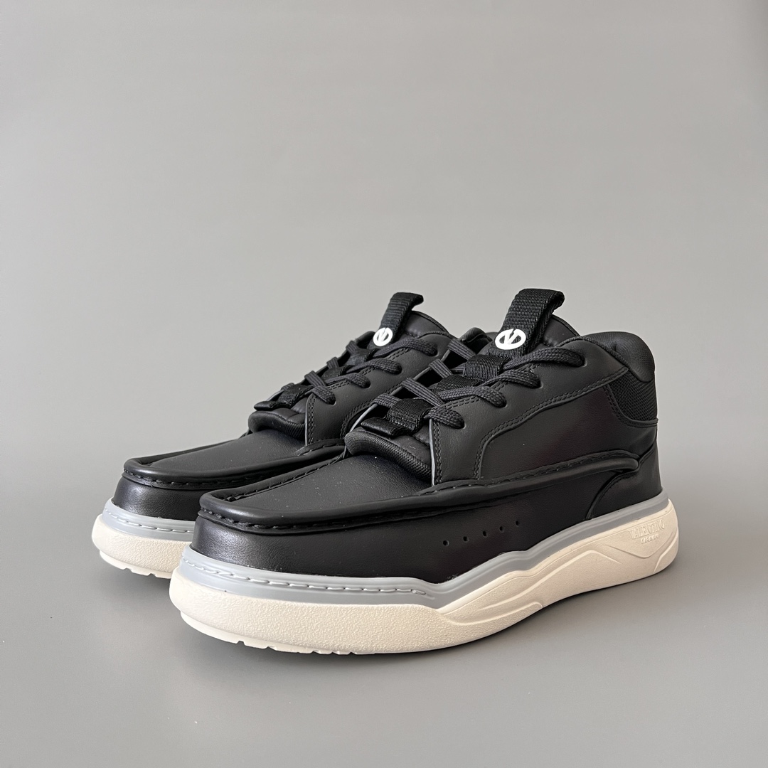 valentino Garavani  Rockstud Untitled Unisex Casual Sneakers: Round-Toe, Lace-Up D5  