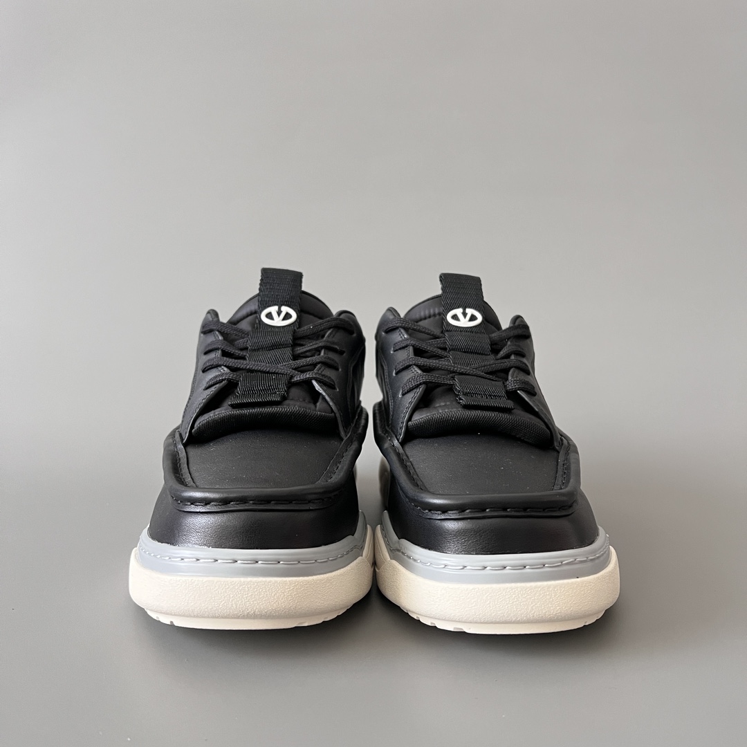 valentino Garavani  Rockstud Untitled Unisex Casual Sneakers: Round-Toe, Lace-Up D5  