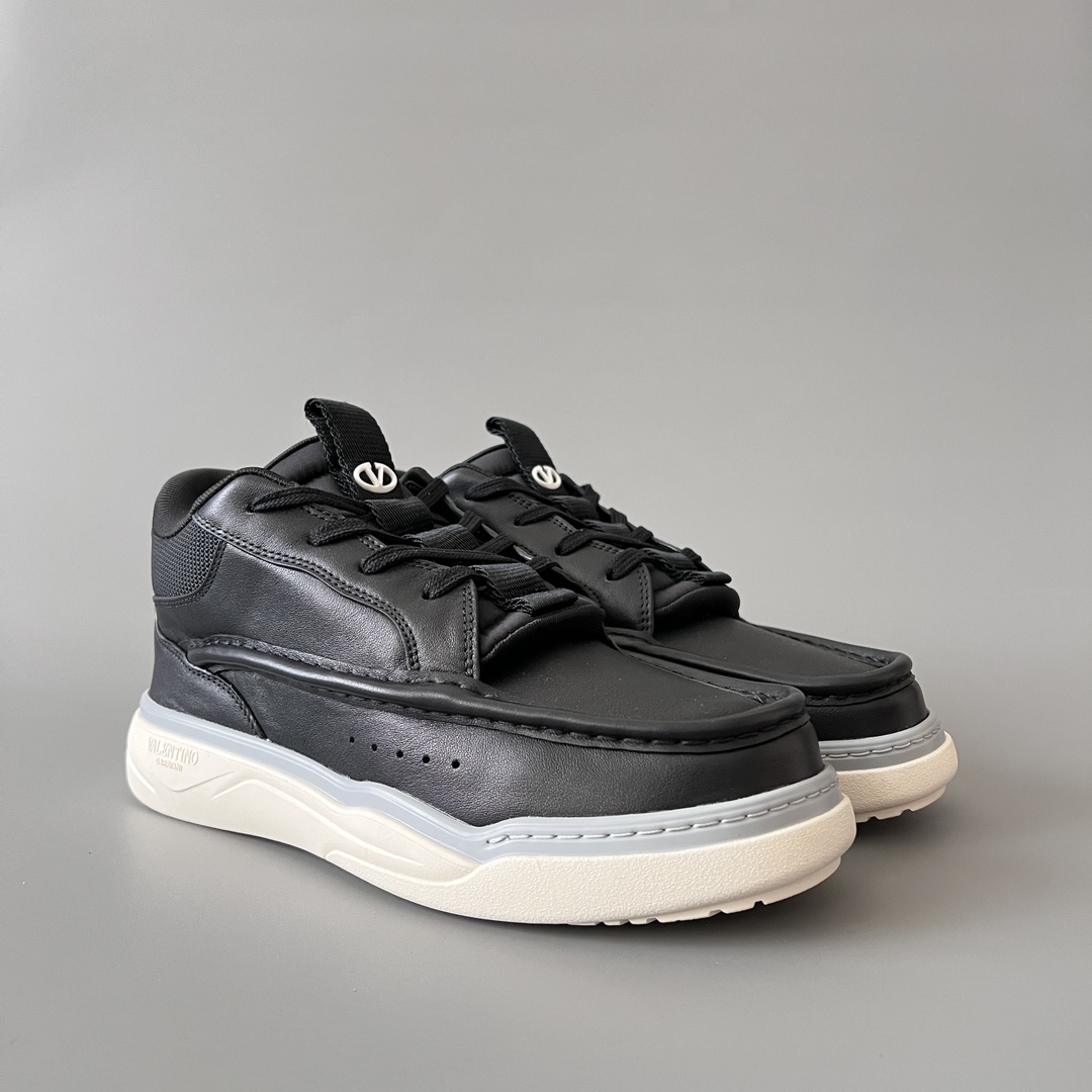 valentino Garavani  Rockstud Untitled Unisex Casual Sneakers: Round-Toe, Lace-Up D5  