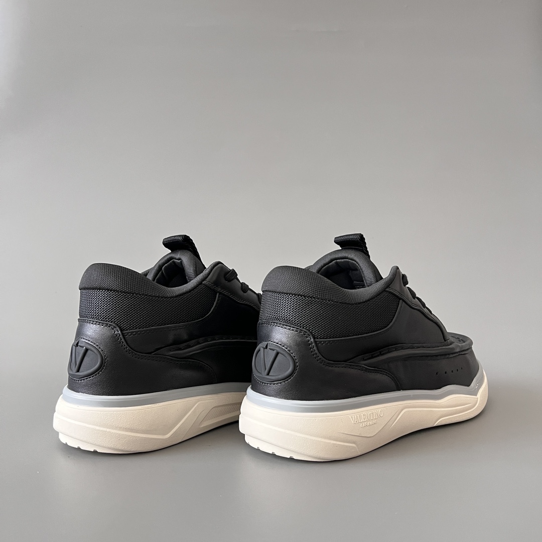 valentino Garavani  Rockstud Untitled Unisex Casual Sneakers: Round-Toe, Lace-Up D5  