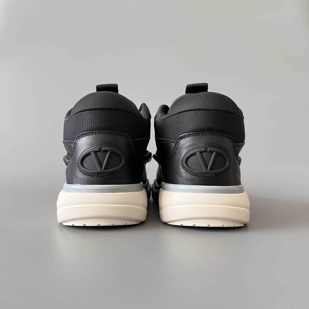 valentino Garavani  Rockstud Untitled Unisex Casual Sneakers: Round-Toe, Lace-Up D5  