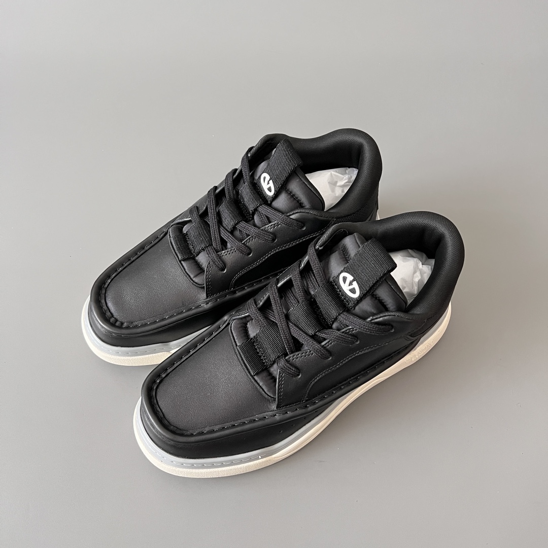 valentino Garavani  Rockstud Untitled Unisex Casual Sneakers: Round-Toe, Lace-Up D5  