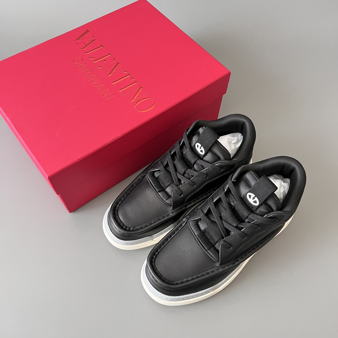 valentino Garavani  Rockstud Untitled Unisex Casual Sneakers: Round-Toe, Lace-Up D5  