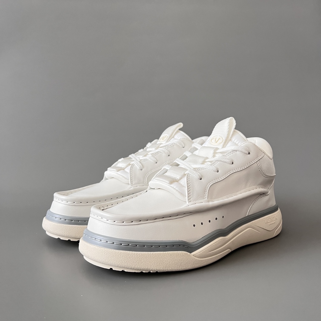 valentino Garavani  Rockstud Untitled Unisex Casual Sneakers: Round-Toe, Lace-Up D5  
