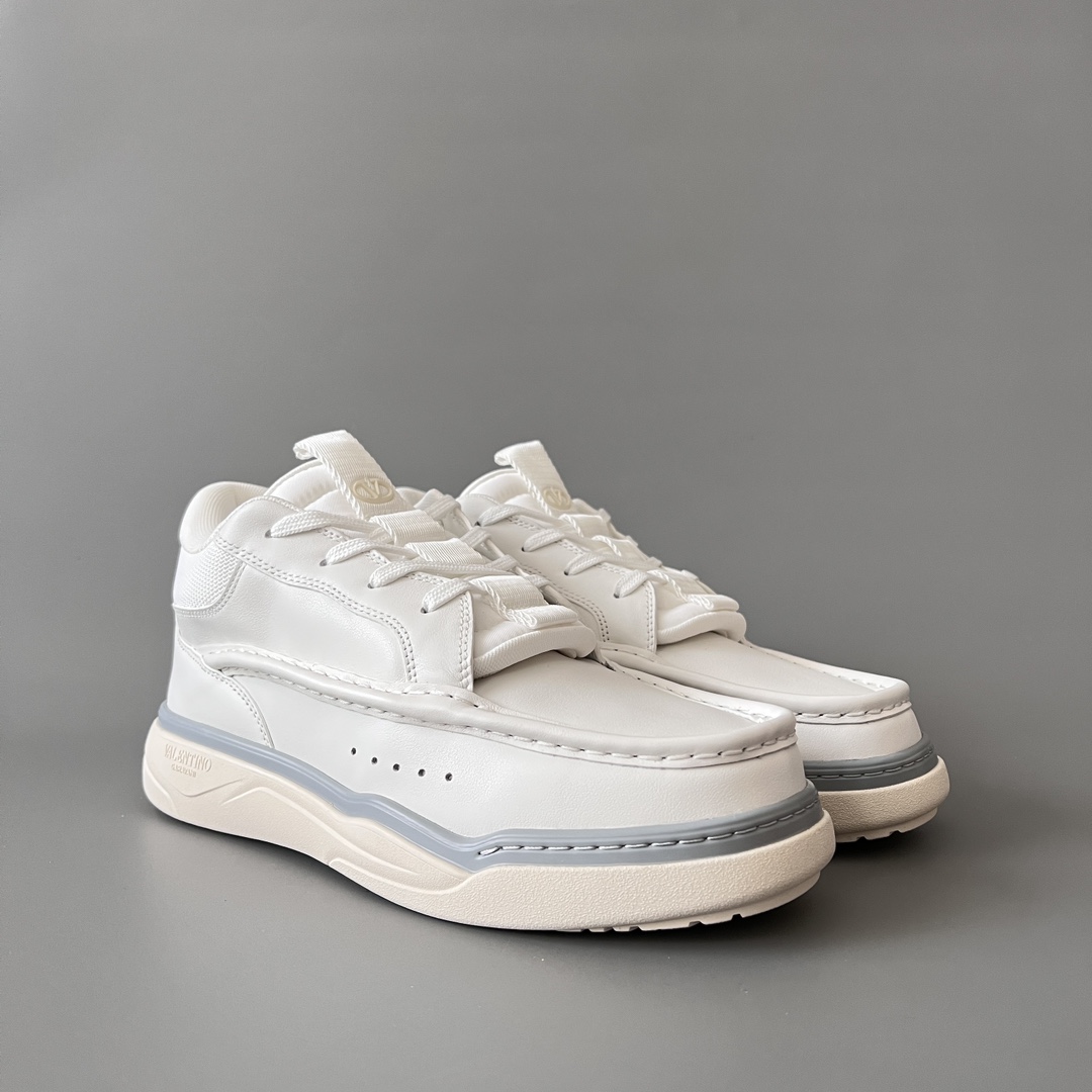 valentino Garavani  Rockstud Untitled Unisex Casual Sneakers: Round-Toe, Lace-Up D5  
