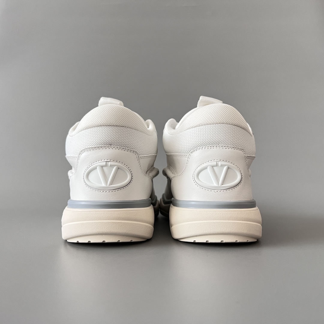 valentino Garavani  Rockstud Untitled Unisex Casual Sneakers: Round-Toe, Lace-Up D5  