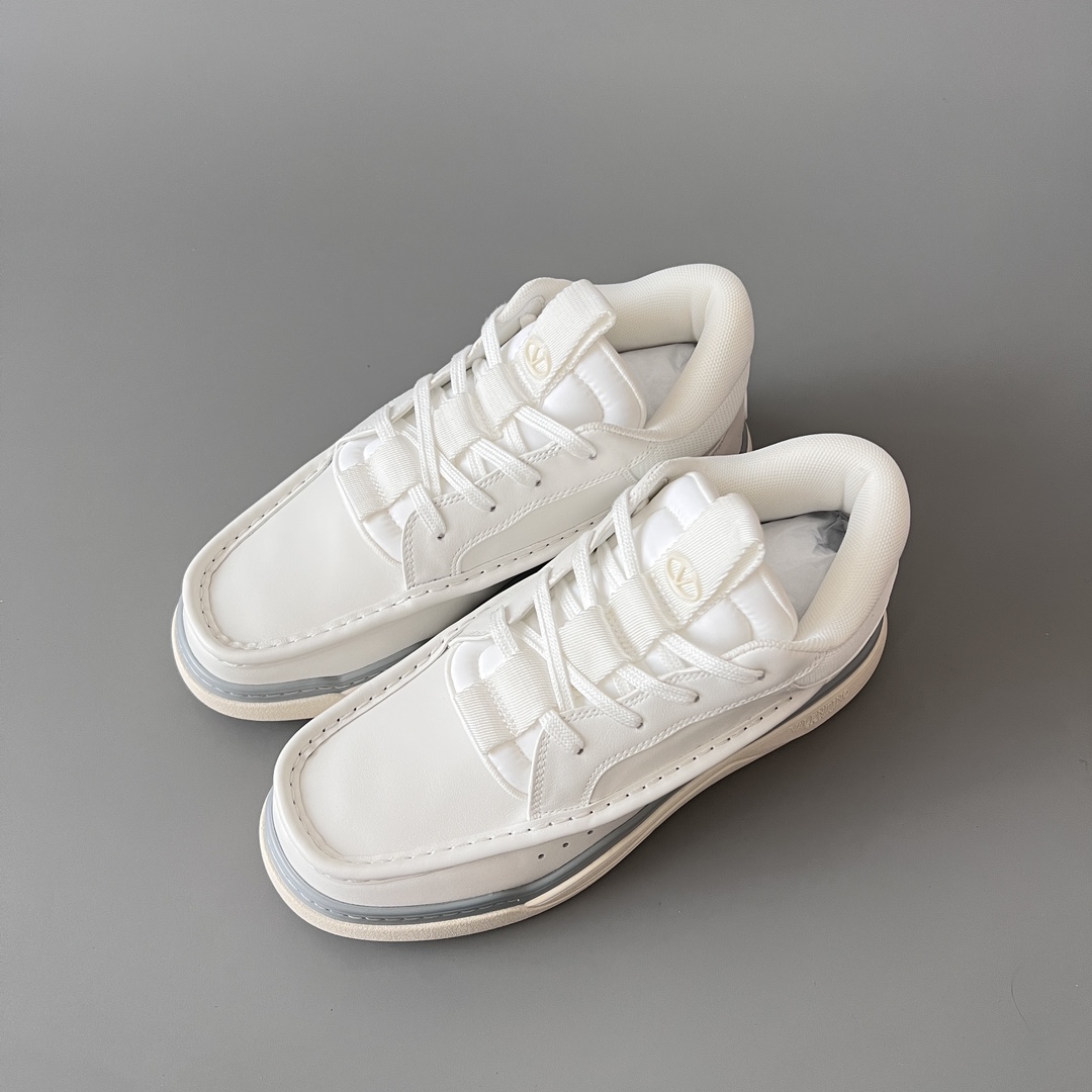 valentino Garavani  Rockstud Untitled Unisex Casual Sneakers: Round-Toe, Lace-Up D5  