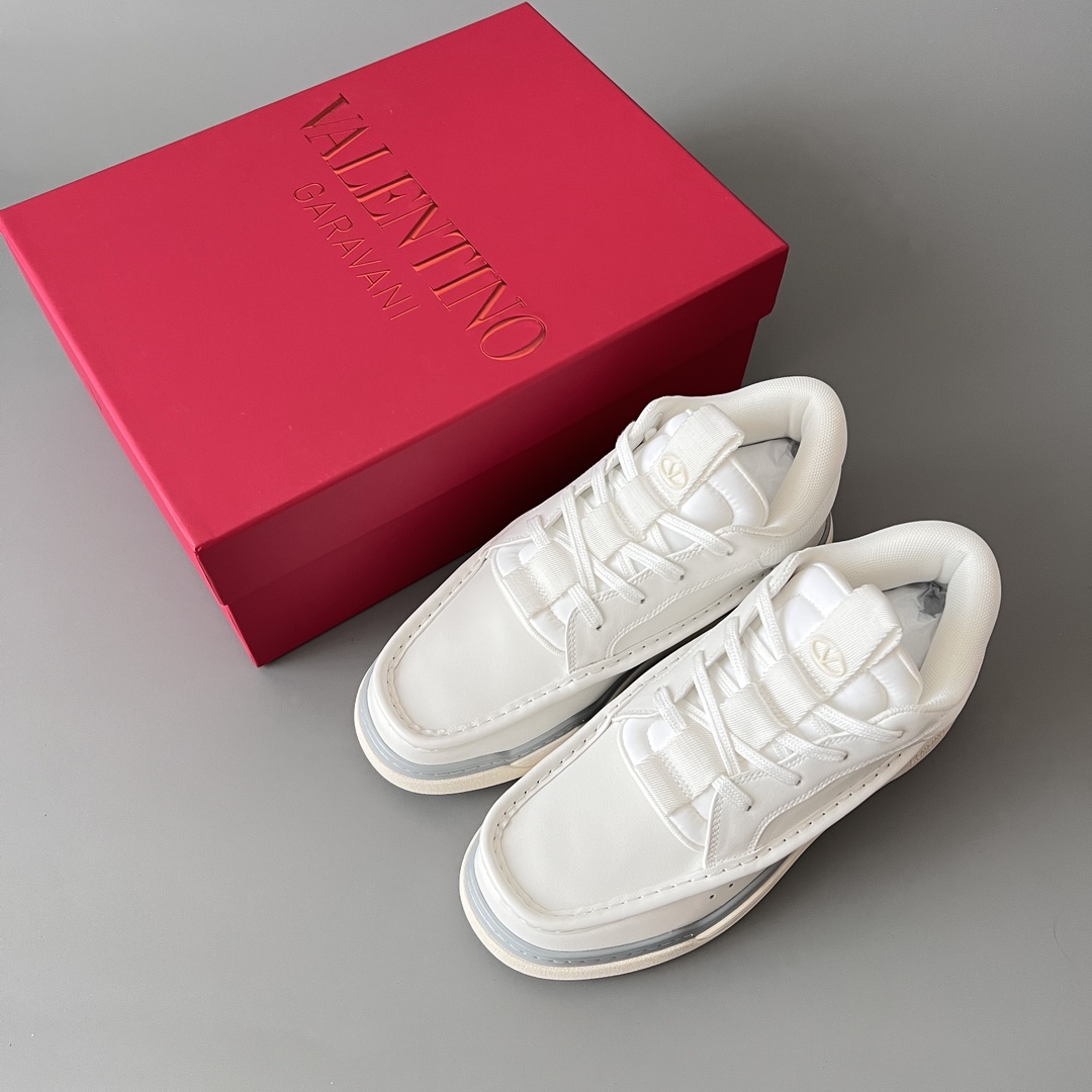 valentino Garavani  Rockstud Untitled Unisex Casual Sneakers: Round-Toe, Lace-Up D5  