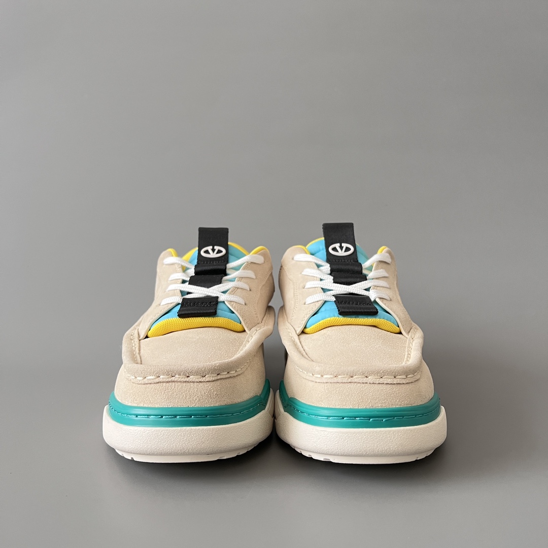 valentino Garavani  Rockstud Untitled Unisex Casual Sneakers: Round-Toe, Lace-Up D5  