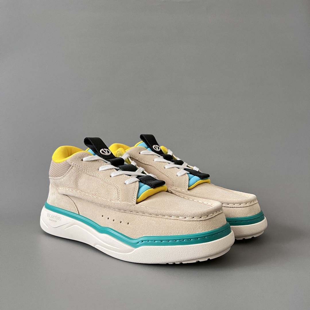 valentino Garavani  Rockstud Untitled Unisex Casual Sneakers: Round-Toe, Lace-Up D5  