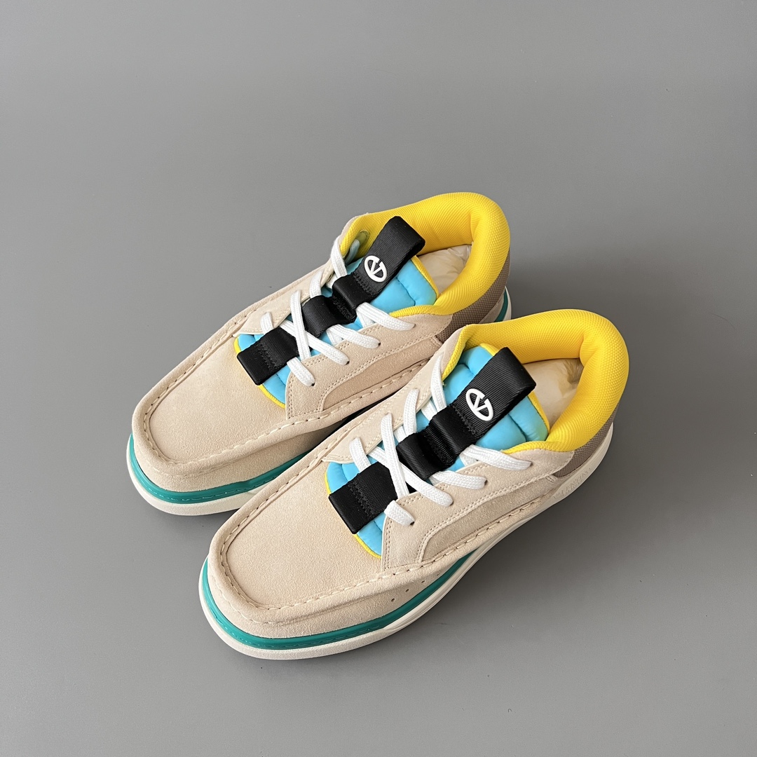 valentino Garavani  Rockstud Untitled Unisex Casual Sneakers: Round-Toe, Lace-Up D5  
