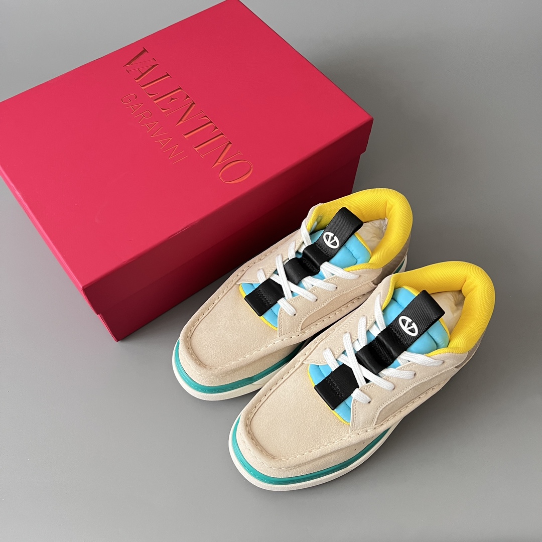 valentino Garavani  Rockstud Untitled Unisex Casual Sneakers: Round-Toe, Lace-Up D5  
