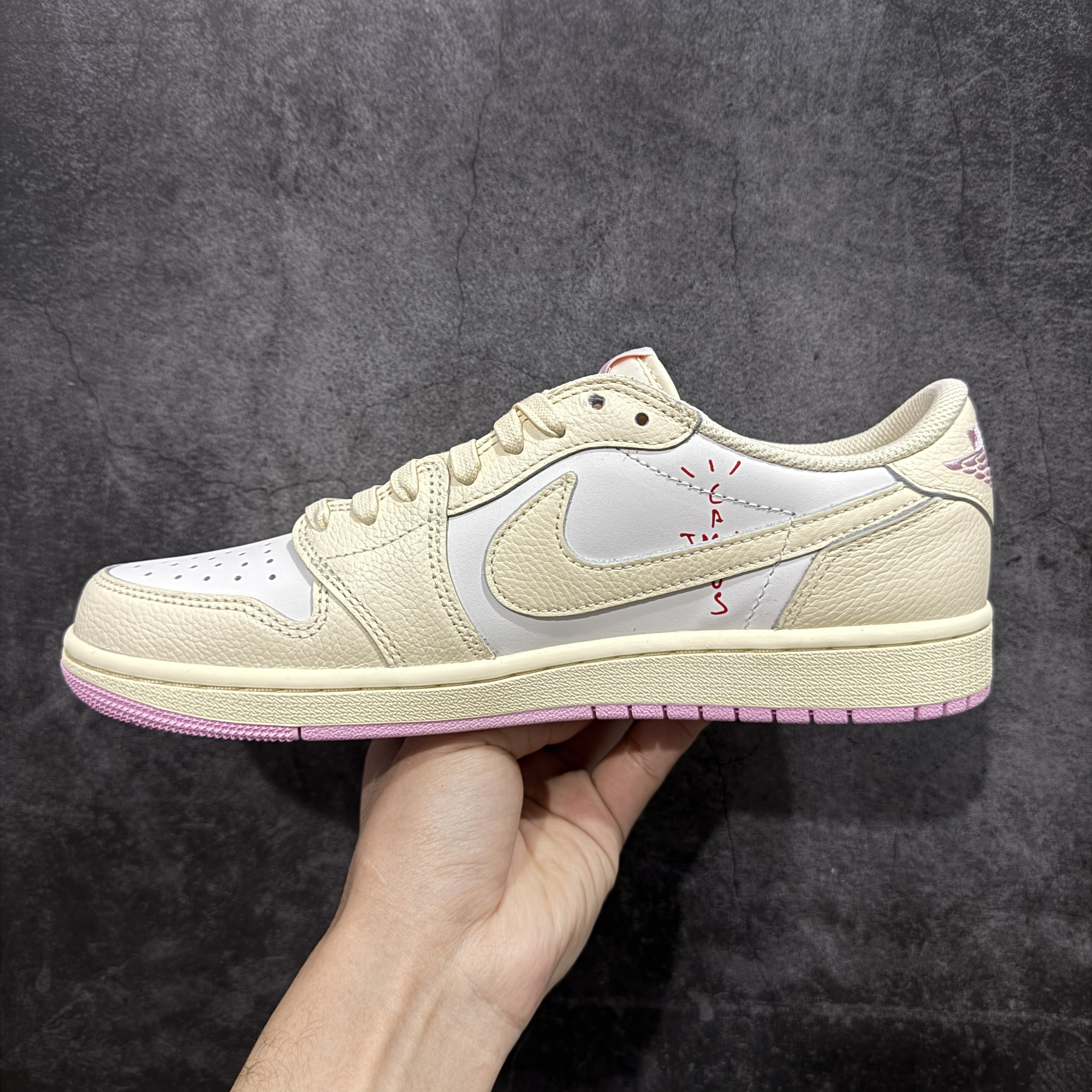 天花板 Travis Scott x Air Jordan 1 Low   AJ1 倒钩 低筒 倒钩 板鞋 篮球鞋 波鞋 男女同款   粉黄 
