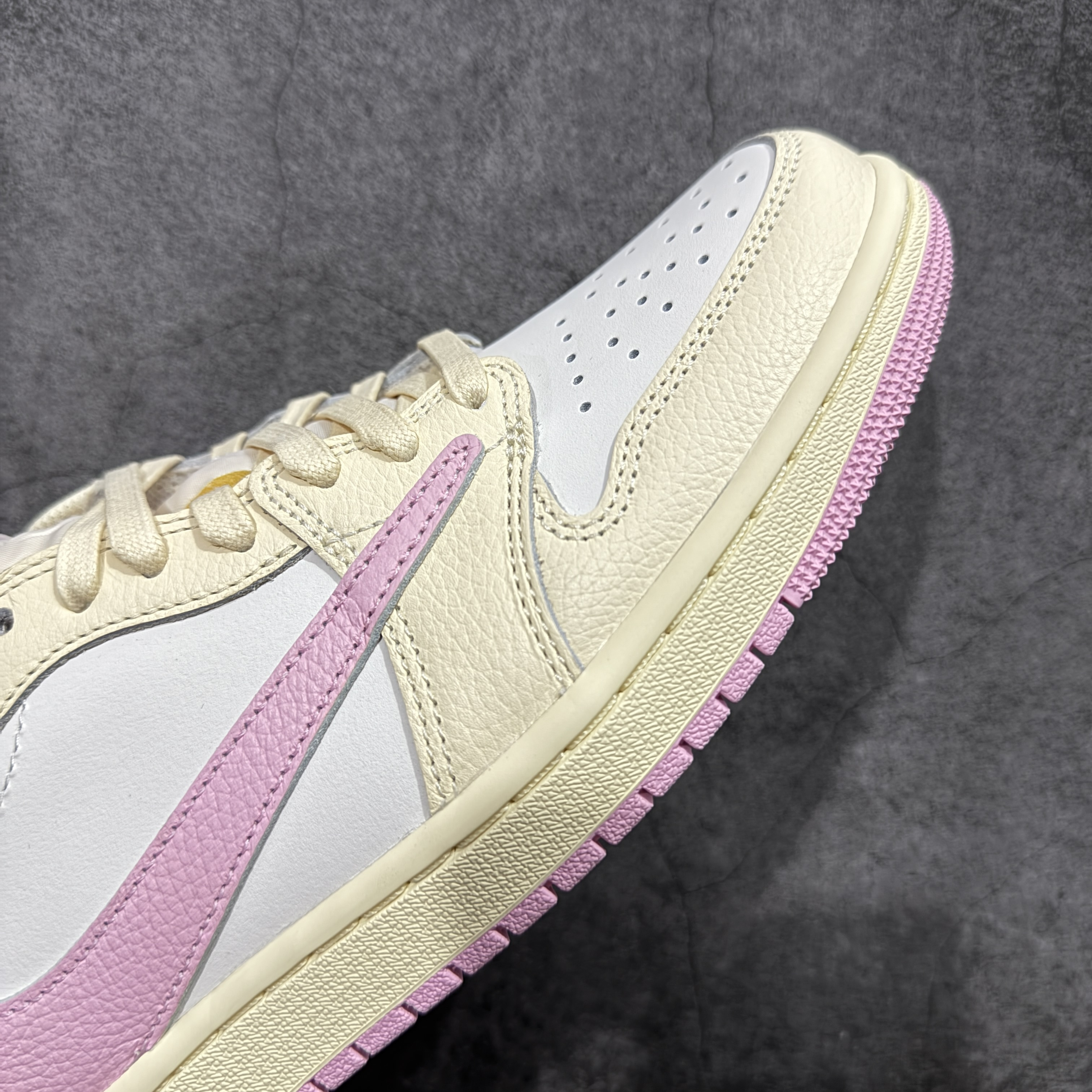 天花板 Travis Scott x Air Jordan 1 Low   AJ1 倒钩 低筒 倒钩 板鞋 篮球鞋 波鞋 男女同款   粉黄 