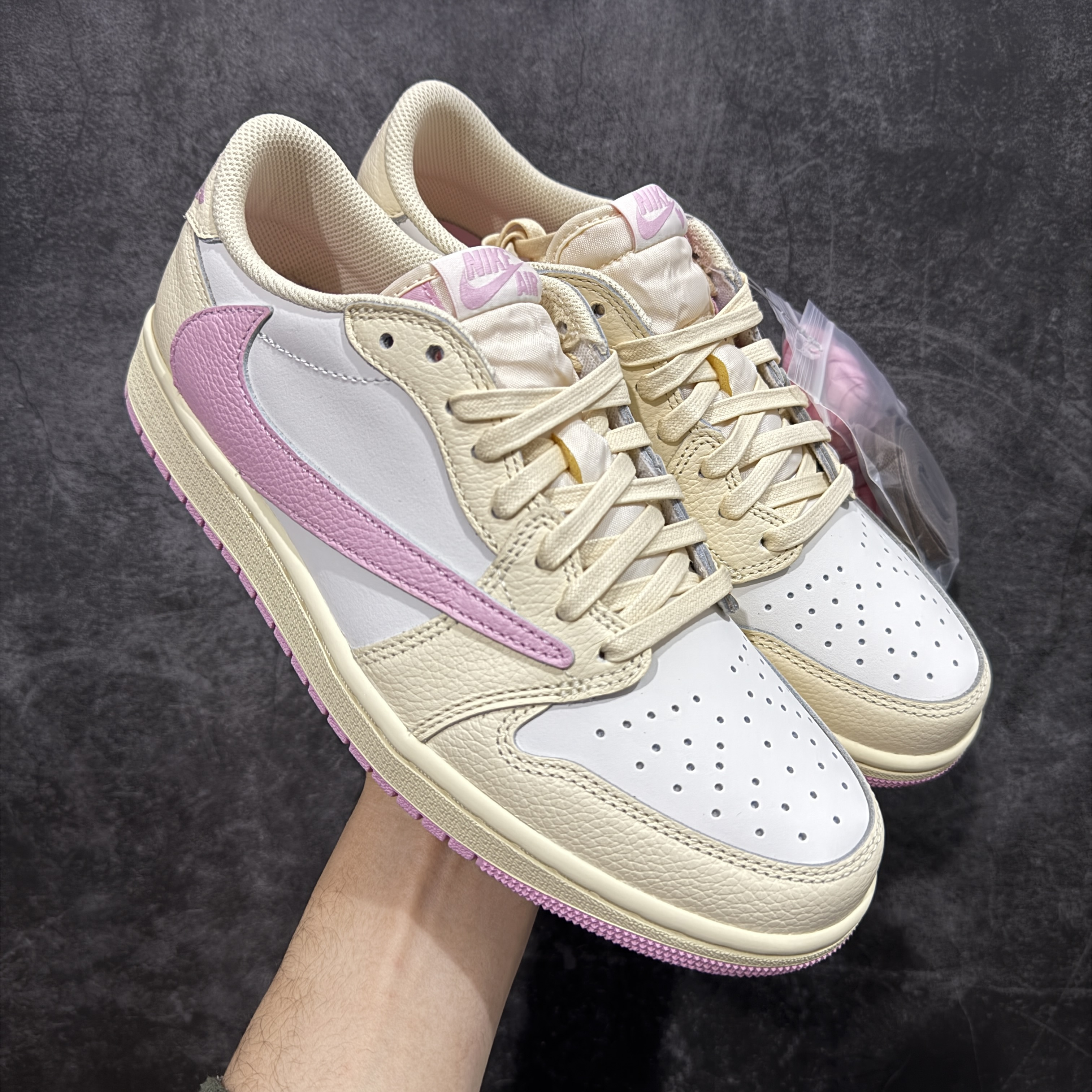 天花板 Travis Scott x Air Jordan 1 Low   AJ1 倒钩 低筒 倒钩 板鞋 篮球鞋 波鞋 男女同款   粉黄 