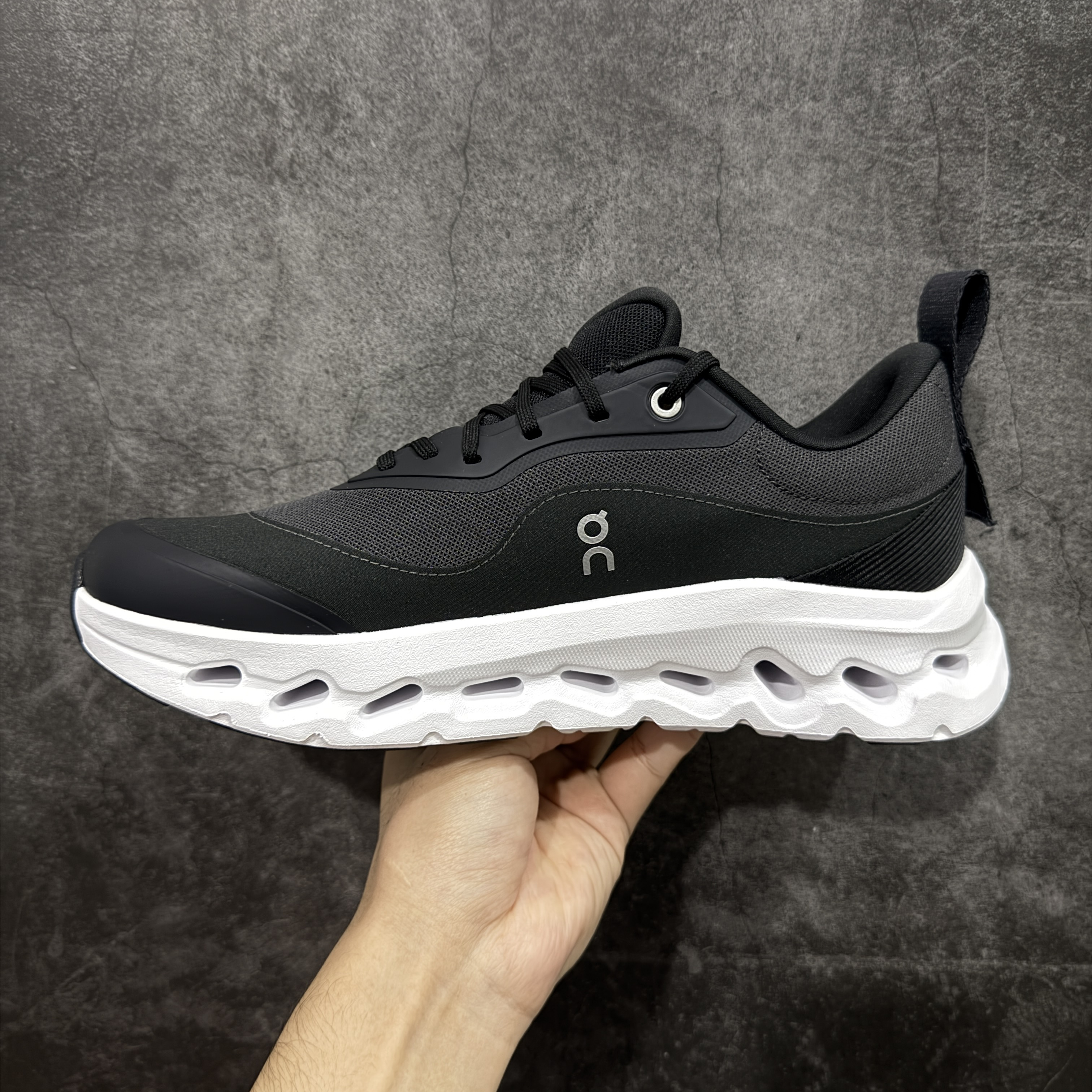 On昂跑 LOEWE x On Cloudtilt 2.0 低筒 时尚舒适防滑耐磨  波鞋 跑步鞋 女款男款 白黑