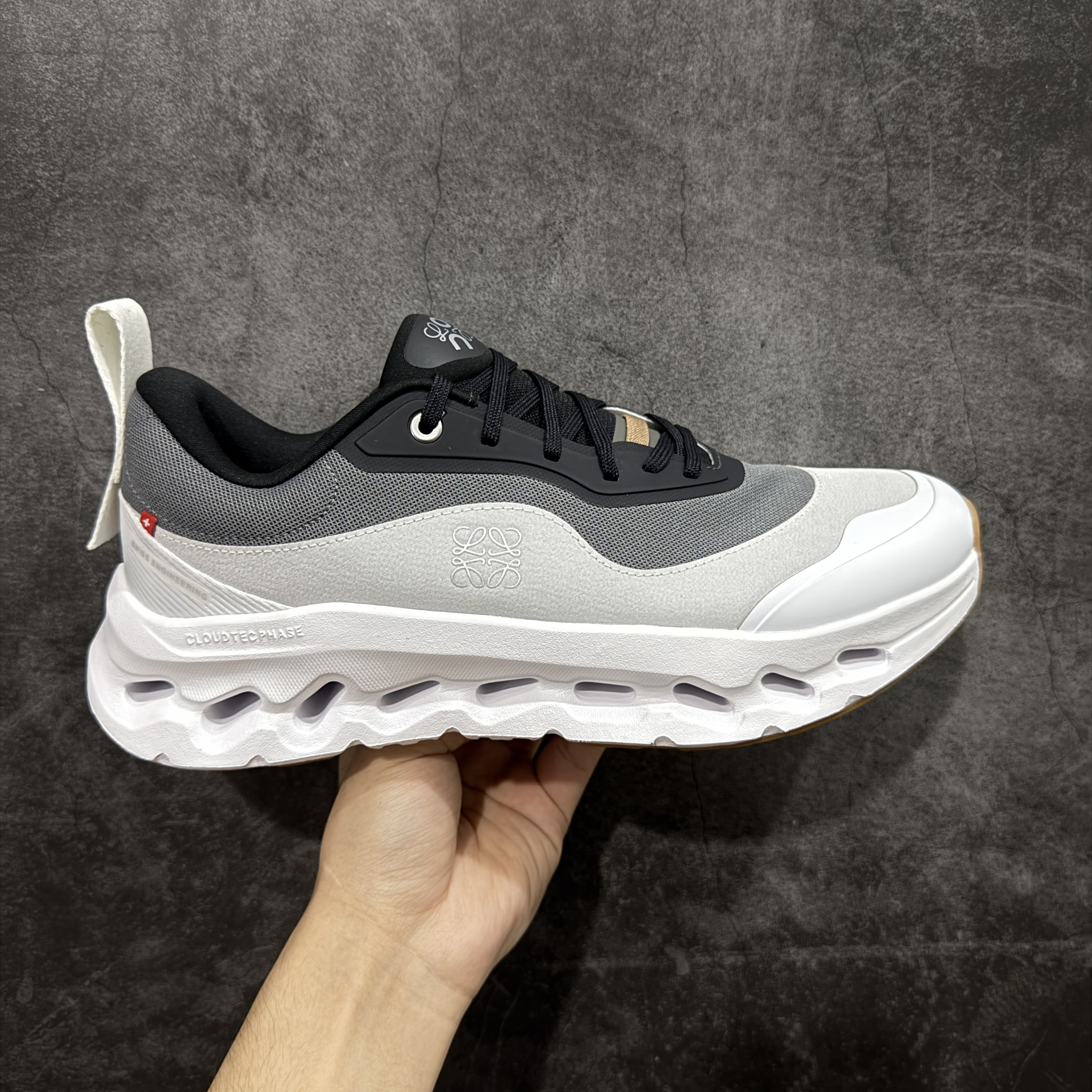On昂跑 LOEWE x On Cloudtilt 2.0 低筒 时尚舒适防滑耐磨  波鞋 跑步鞋 女款男款 灰白