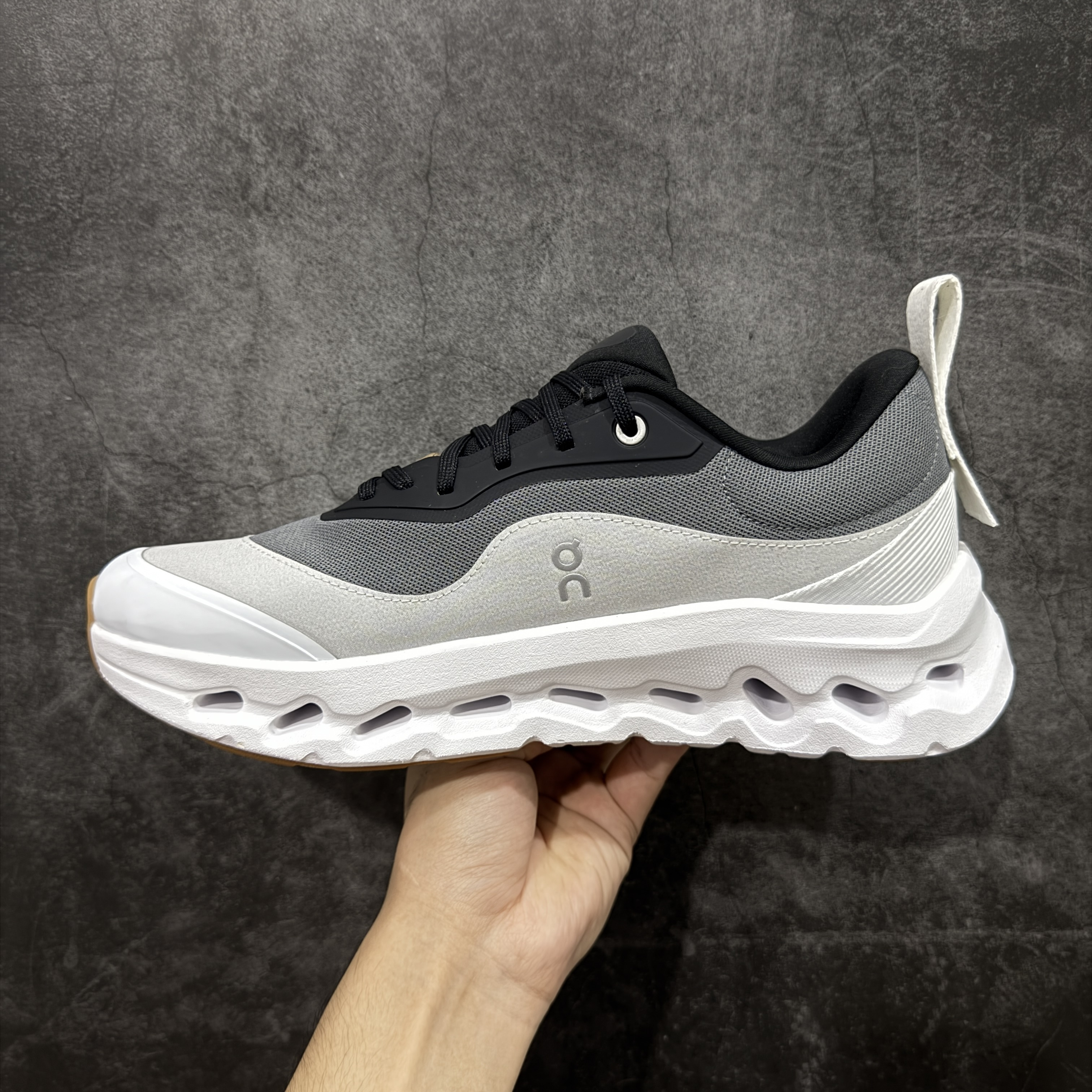On昂跑 LOEWE x On Cloudtilt 2.0 低筒 时尚舒适防滑耐磨  波鞋 跑步鞋 女款男款 灰白