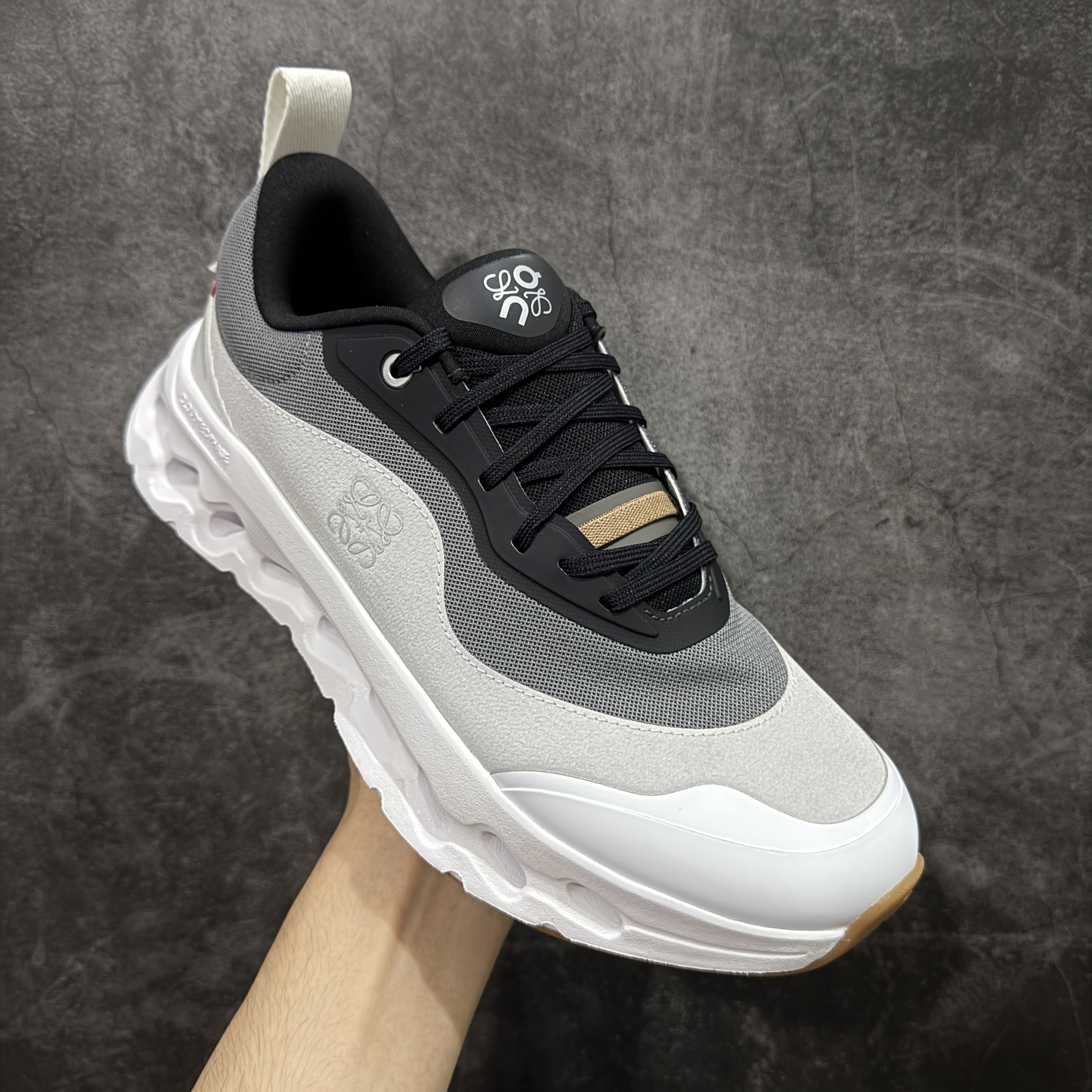 On昂跑 LOEWE x On Cloudtilt 2.0 低筒 时尚舒适防滑耐磨  波鞋 跑步鞋 女款男款 灰白