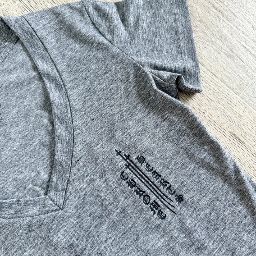 Chrome Hearts CH 克罗心  V领修身 女款  短袖  背后梵文 灰色