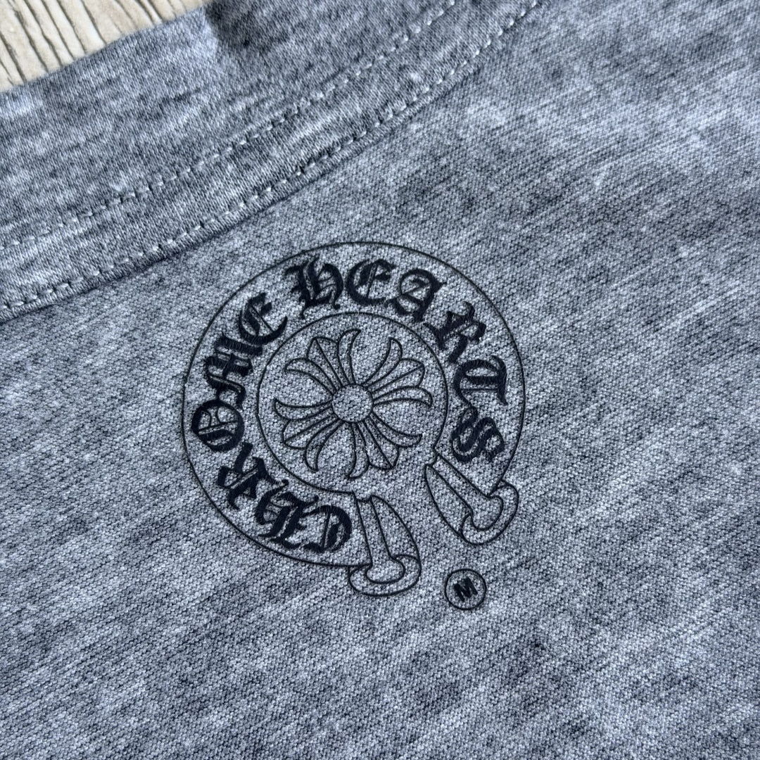 Chrome Hearts CH 克罗心  V领修身 女款  短袖  背后梵文 灰色