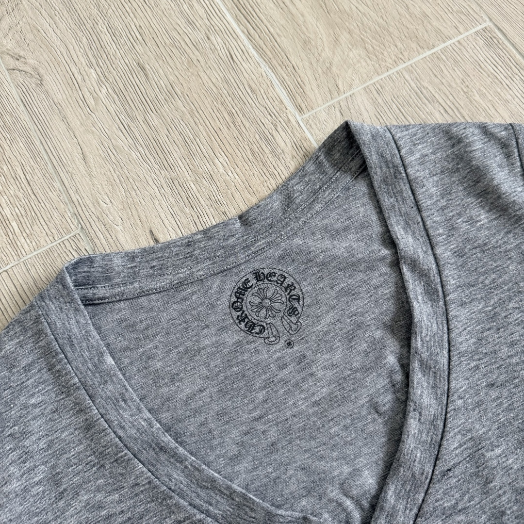 Chrome Hearts CH 克罗心  V领修身 女款  短袖  背后梵文 灰色